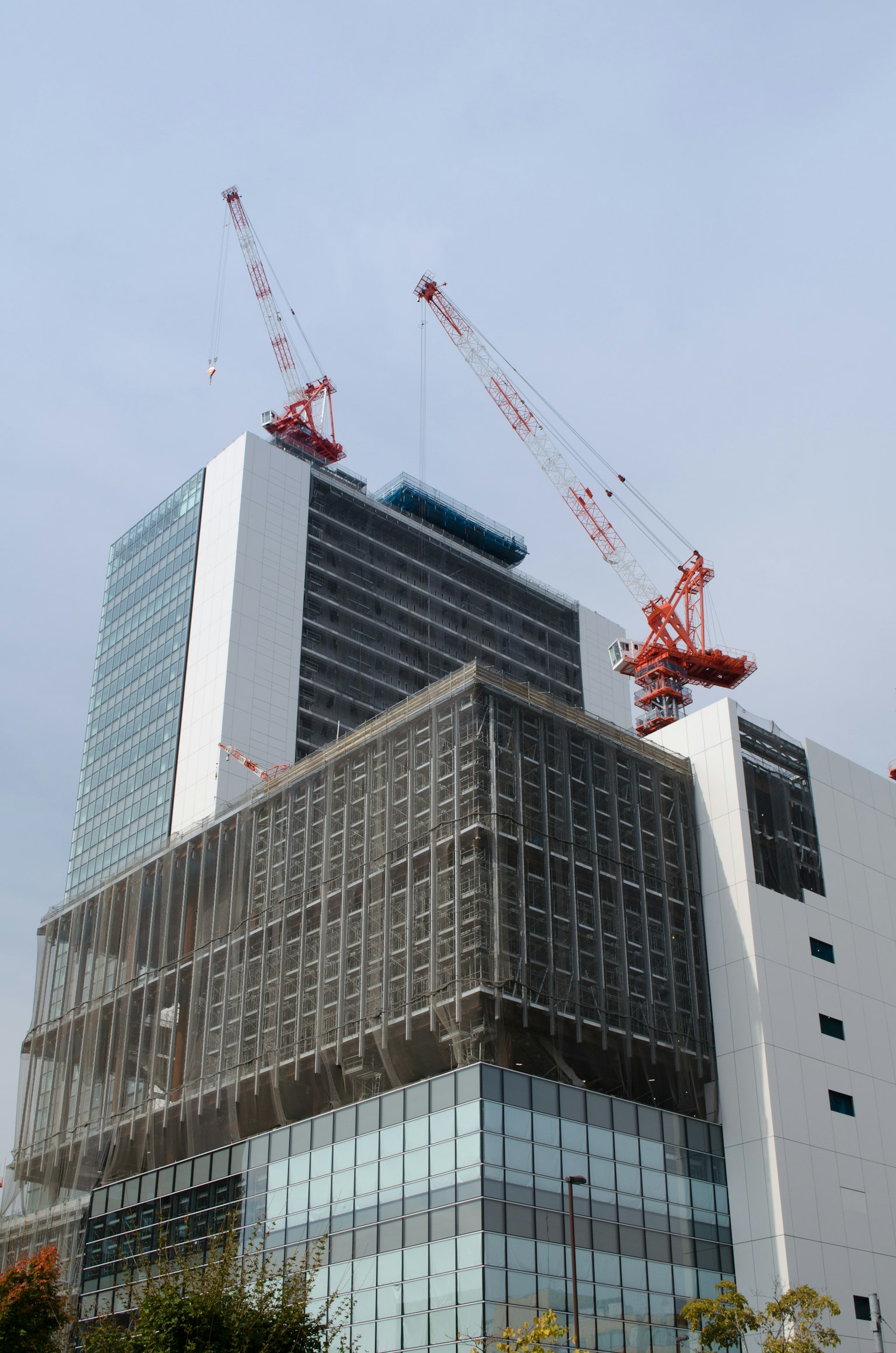 Chantier de construction d'un immeuble de grande hauteur avec des grues visibles