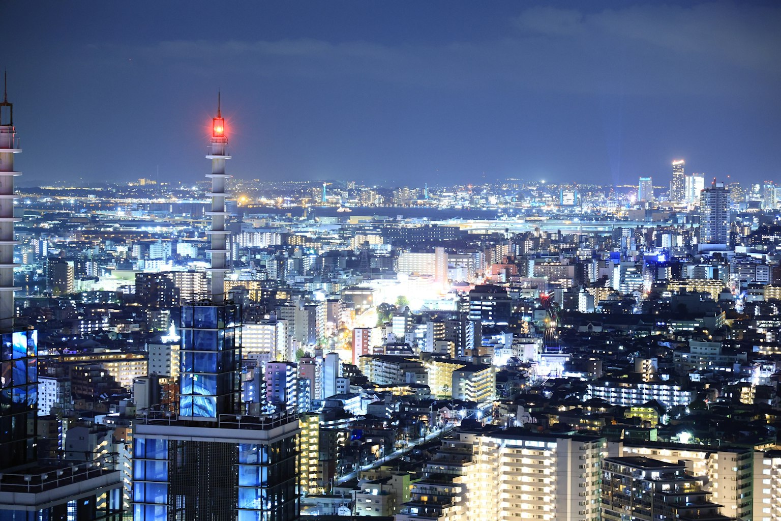 Vista notturna dello skyline di Tokyo con luci brillanti della città