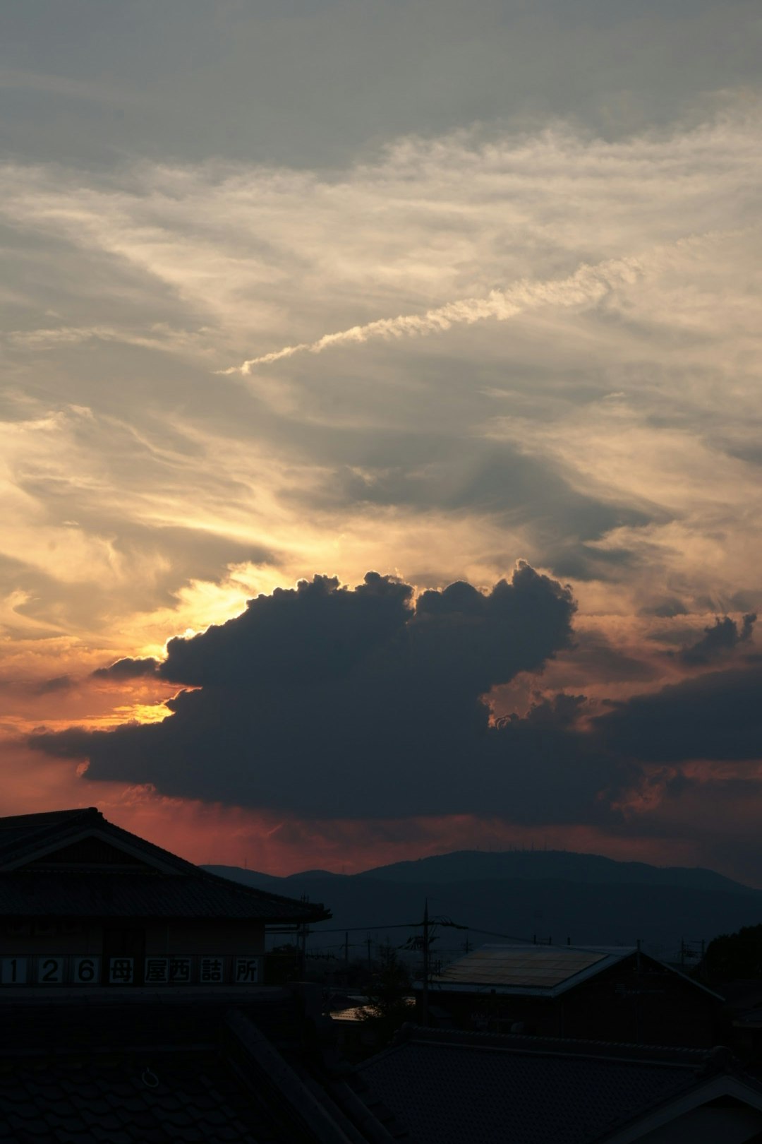 夕焼けの空に広がる入道雲の積乱雲