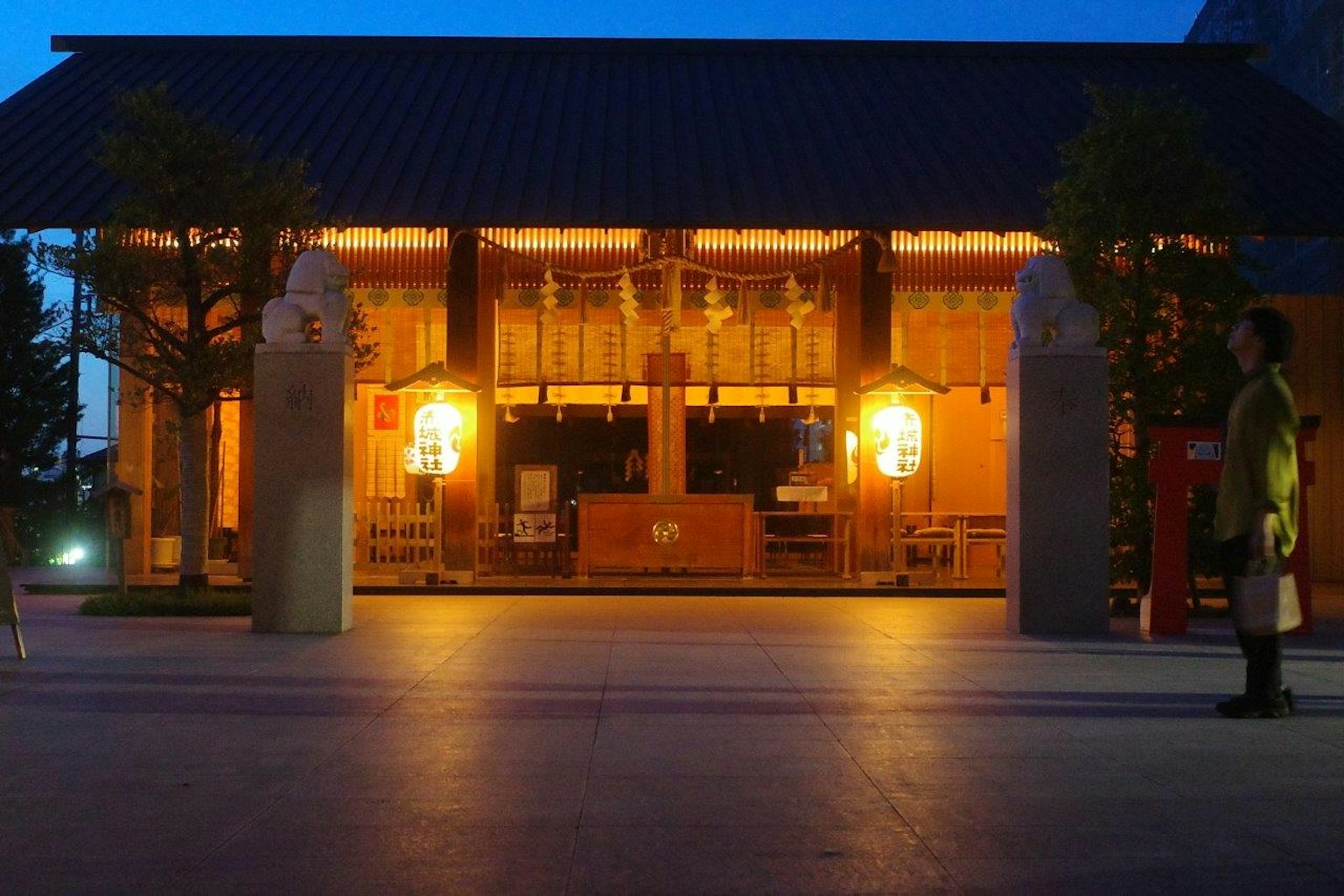 Arsitektur Jepang tradisional yang diterangi di malam hari