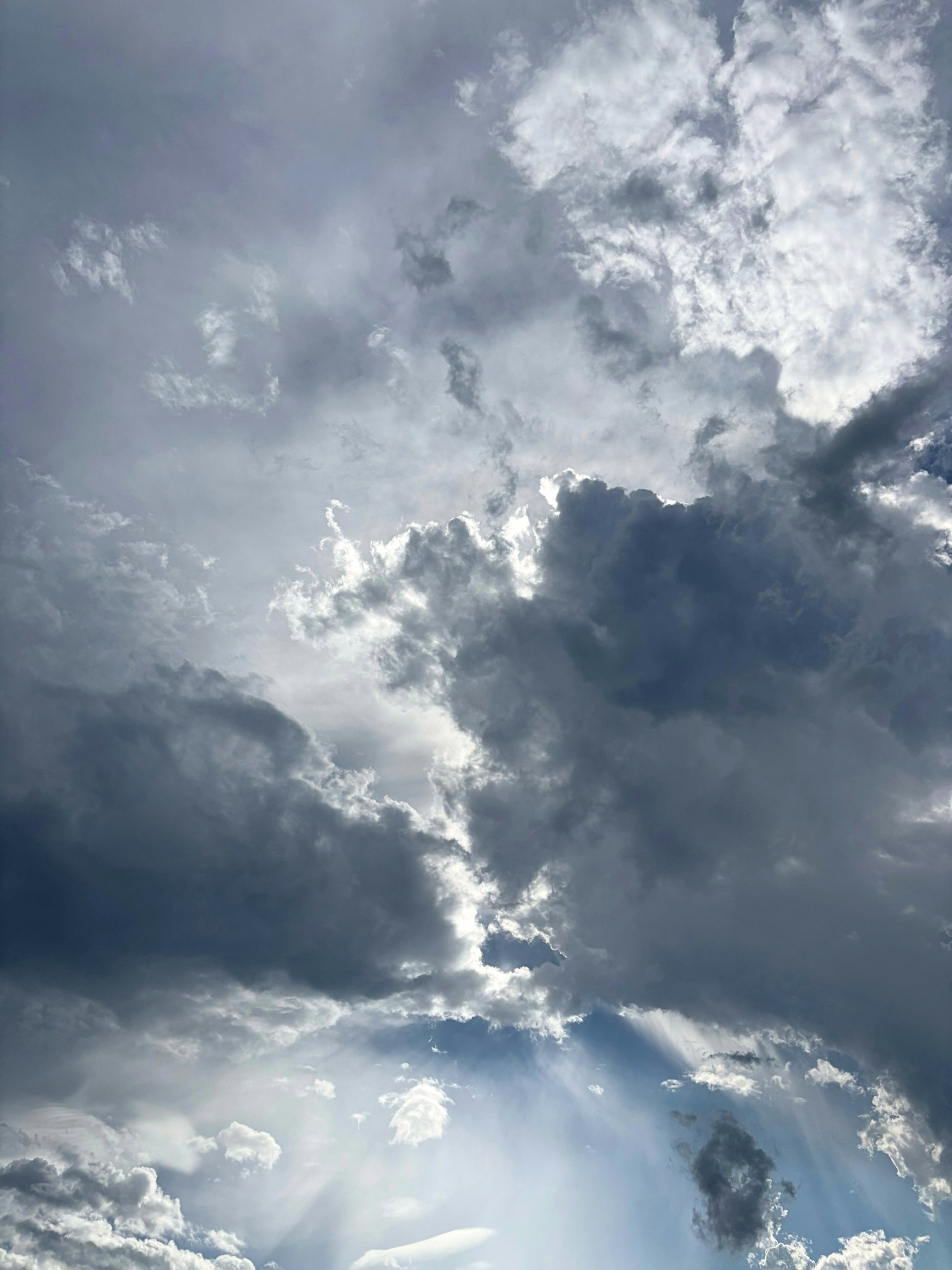 Cielo drammatico pieno di nuvole e raggi di sole