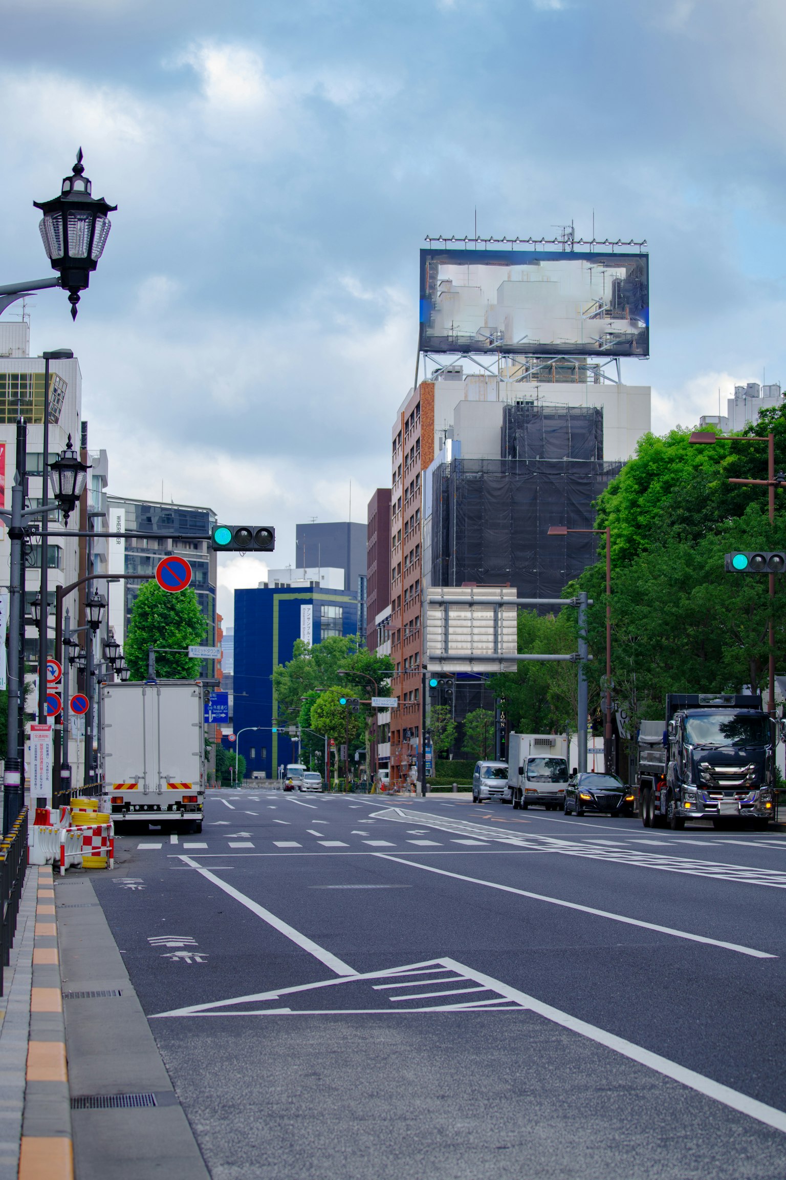 Vue de rue de Tokyo avec des bâtiments et des arbres verts