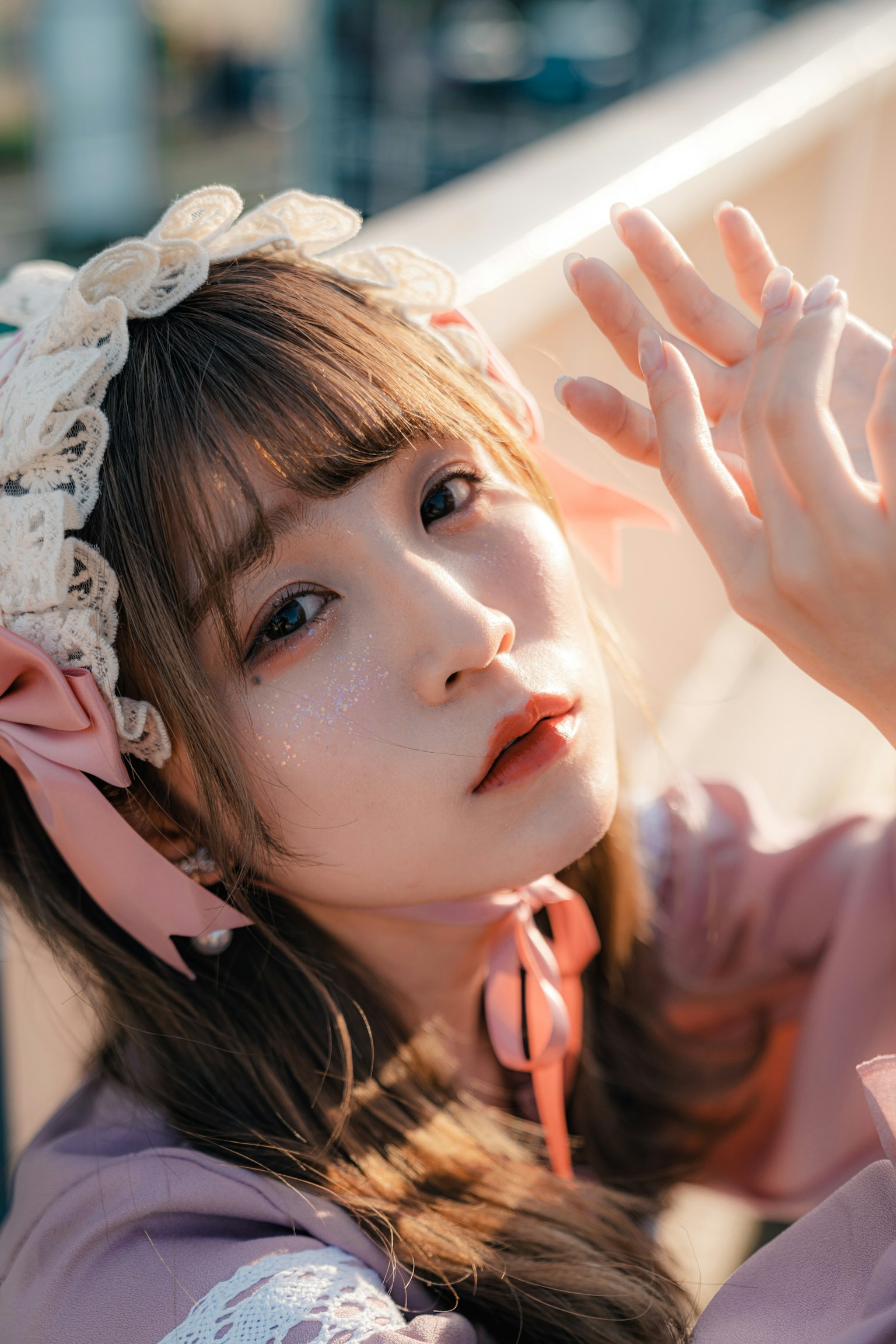 柔和光線下擺姿勢的女孩肖像，佩戴蕾絲帽和粉色絲帶