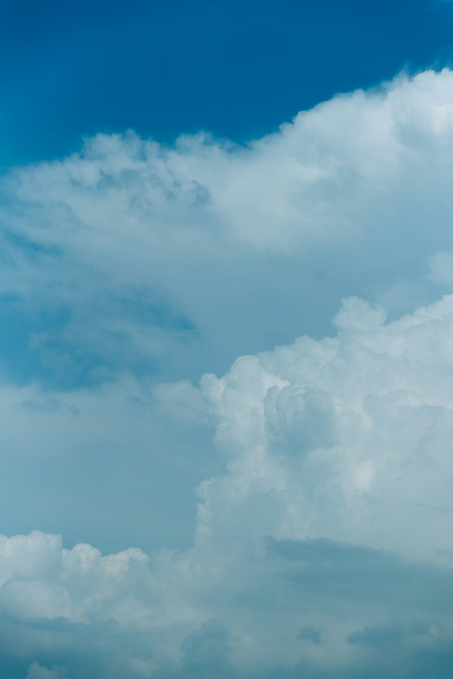 Blauer Himmel mit fluffigen weißen Wolken