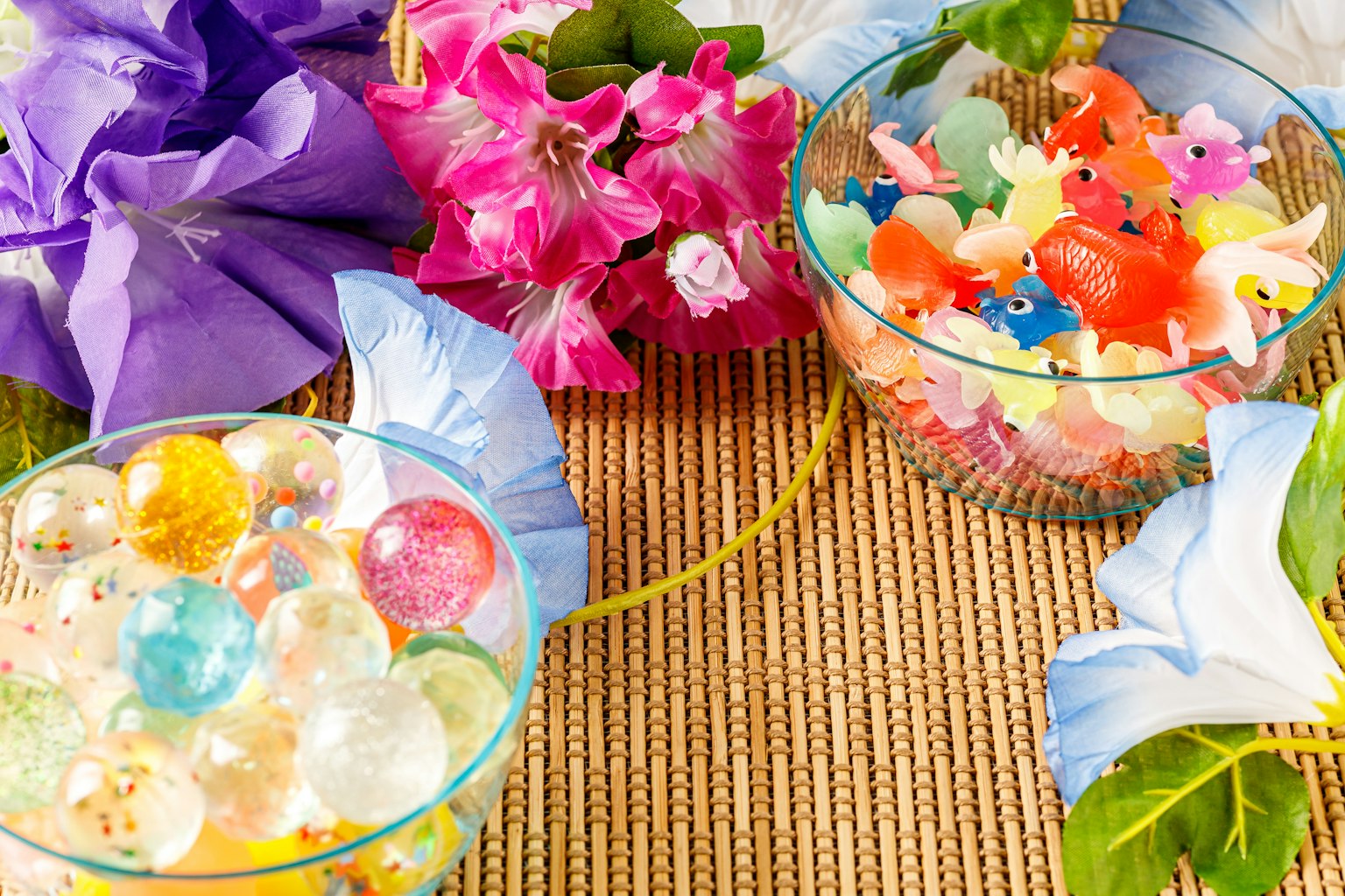 Jelly berwarna-warni dan kelereng dalam mangkuk dengan dekorasi bunga