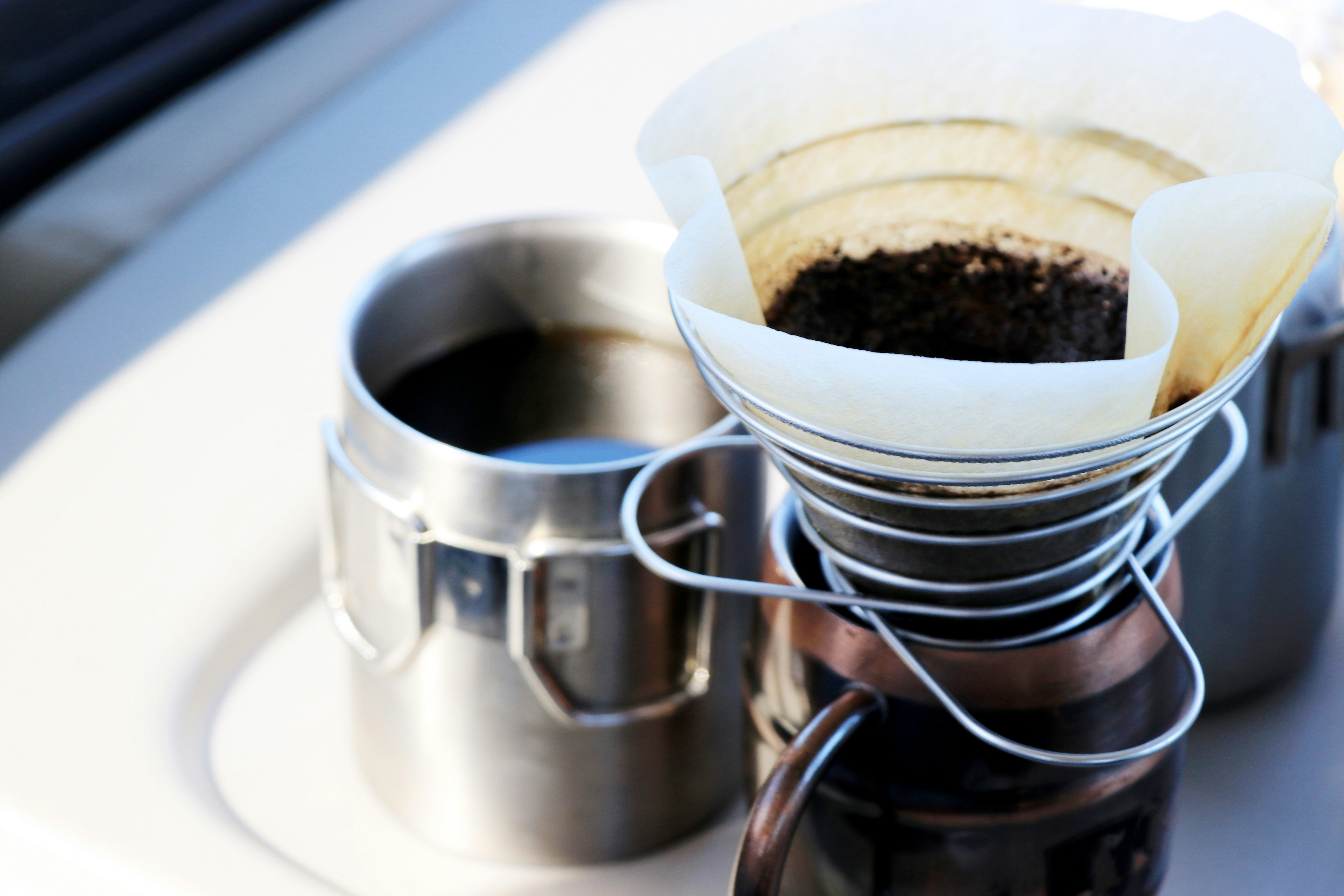 preparazione del caffè con filtro a cono