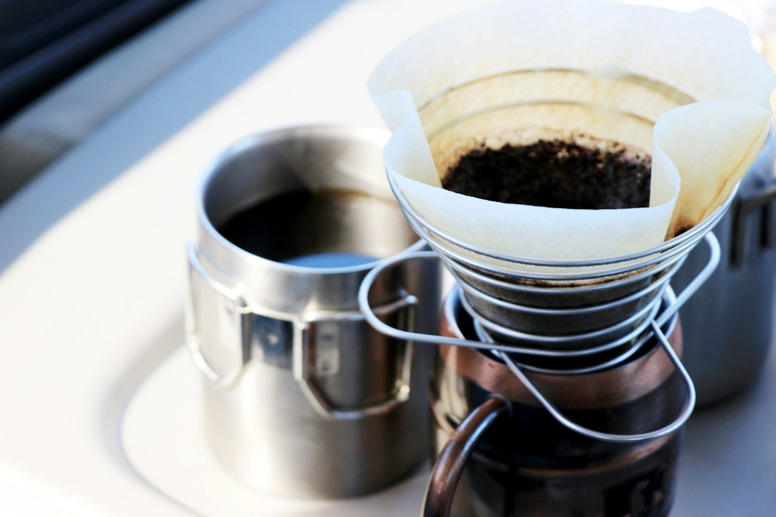 Filtro de café con café molido en un dispositivo de preparación