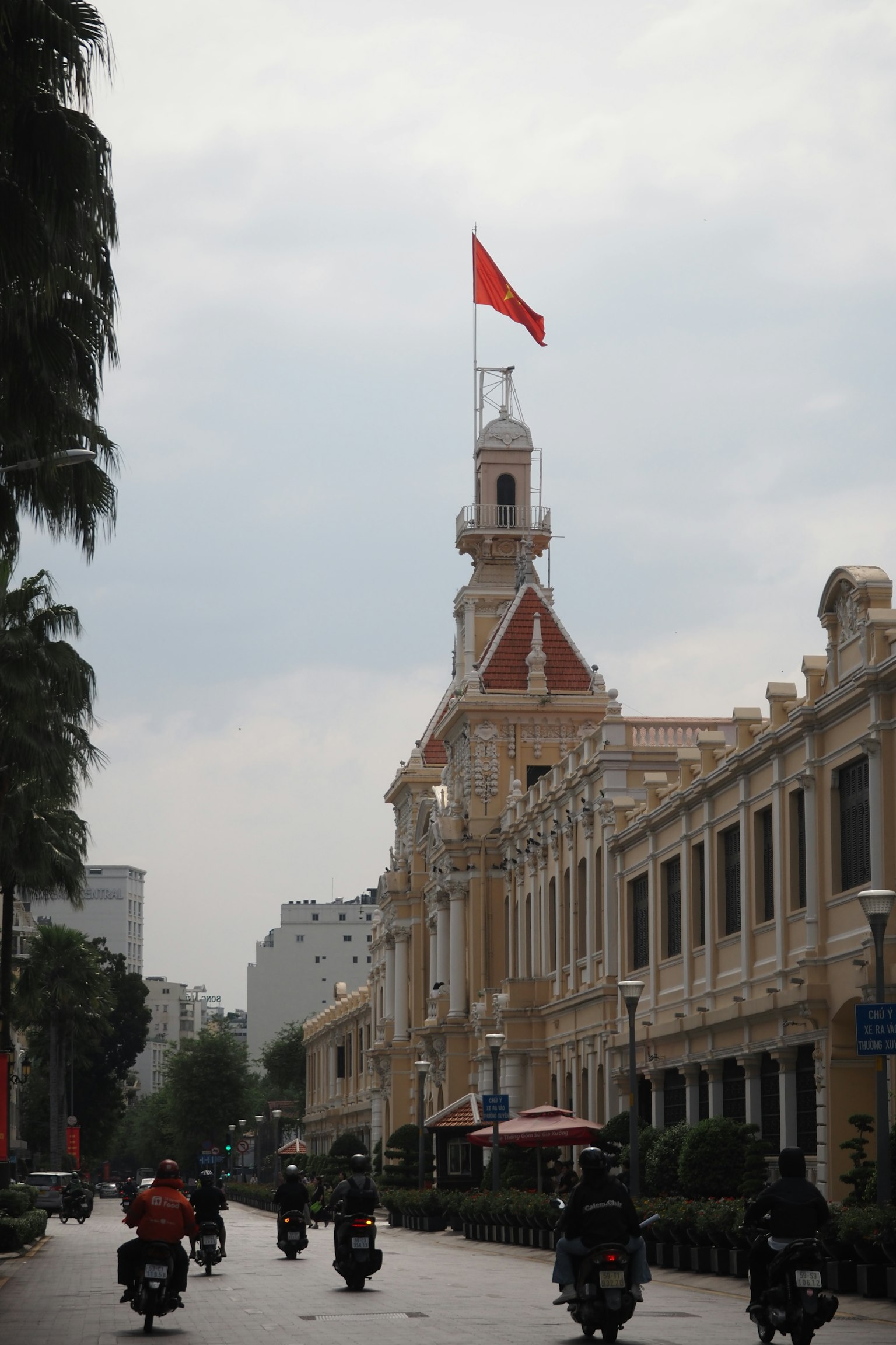 Bâtiment avec un drapeau rouge dans un paysage urbain vietnamien
