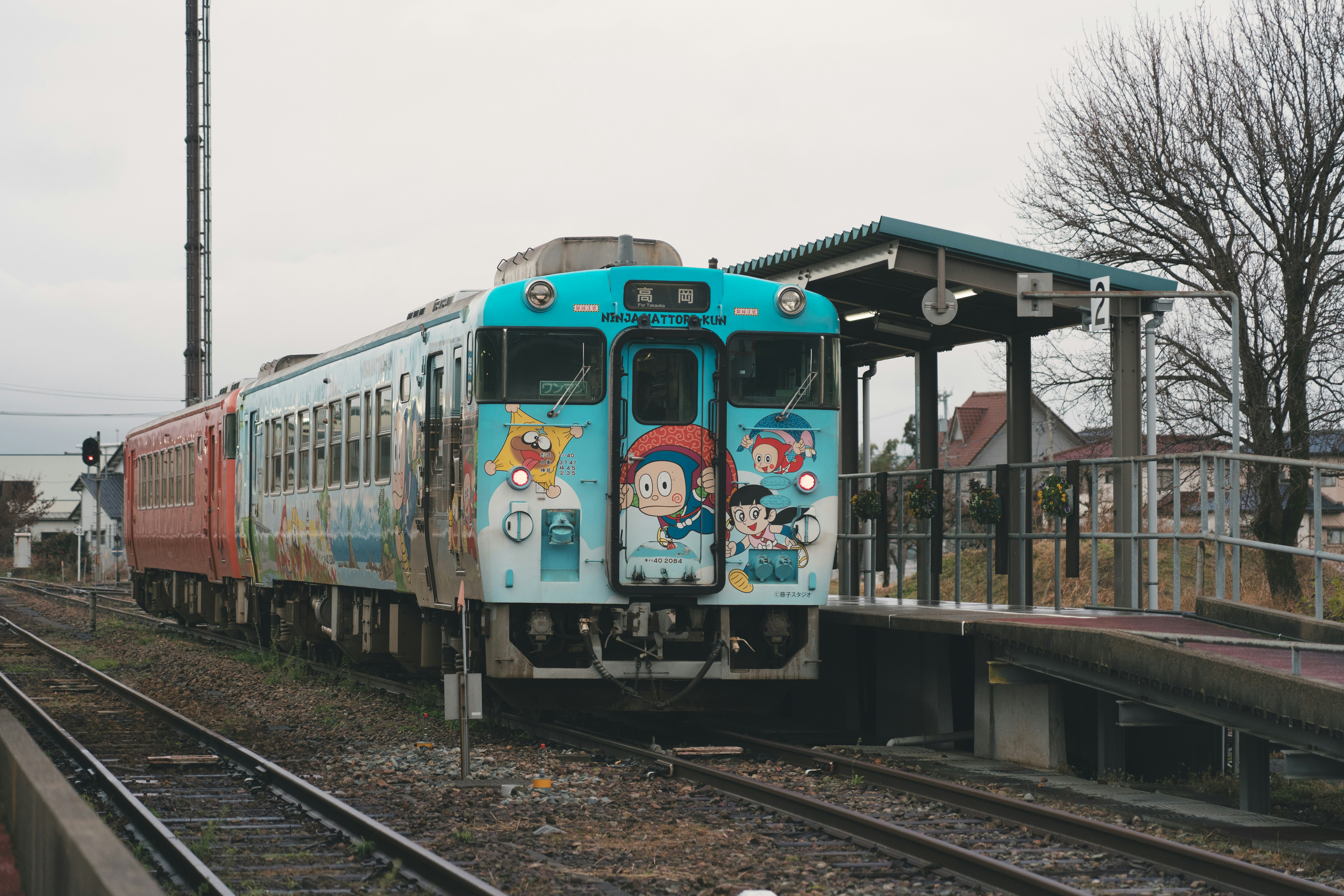 線路脇に停車するキャラクター装飾の電車の前面