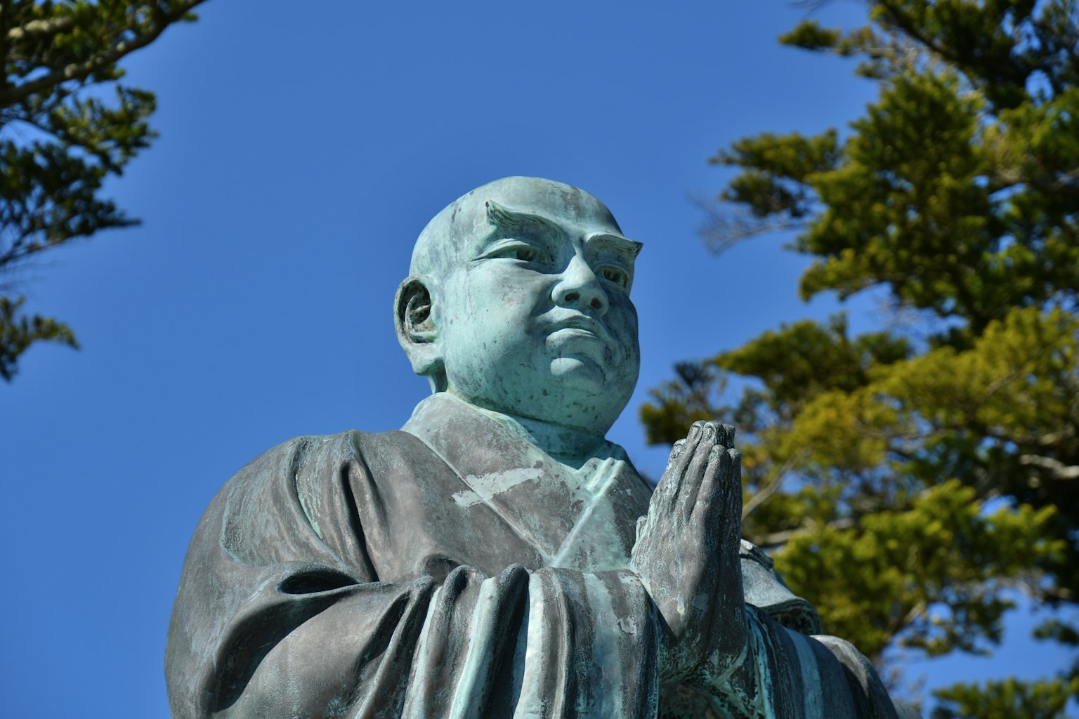 在藍天下祈禱的佛像