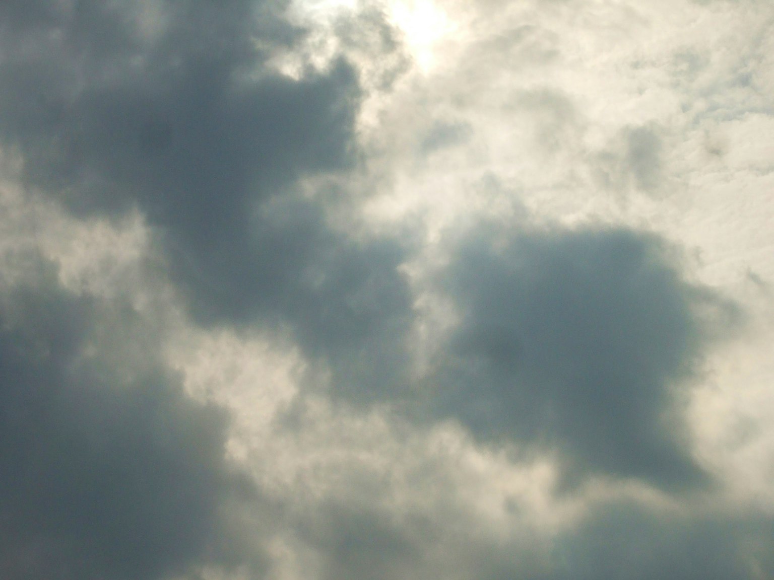 Langit mendung dengan pola awan dan cahaya lembut