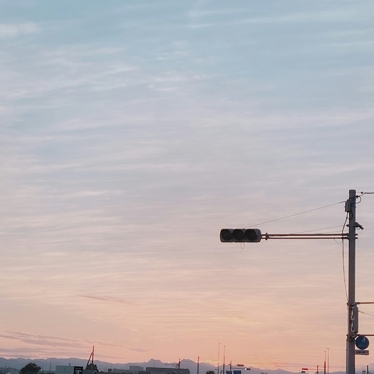 Ciel de coucher de soleil avec feu de circulation