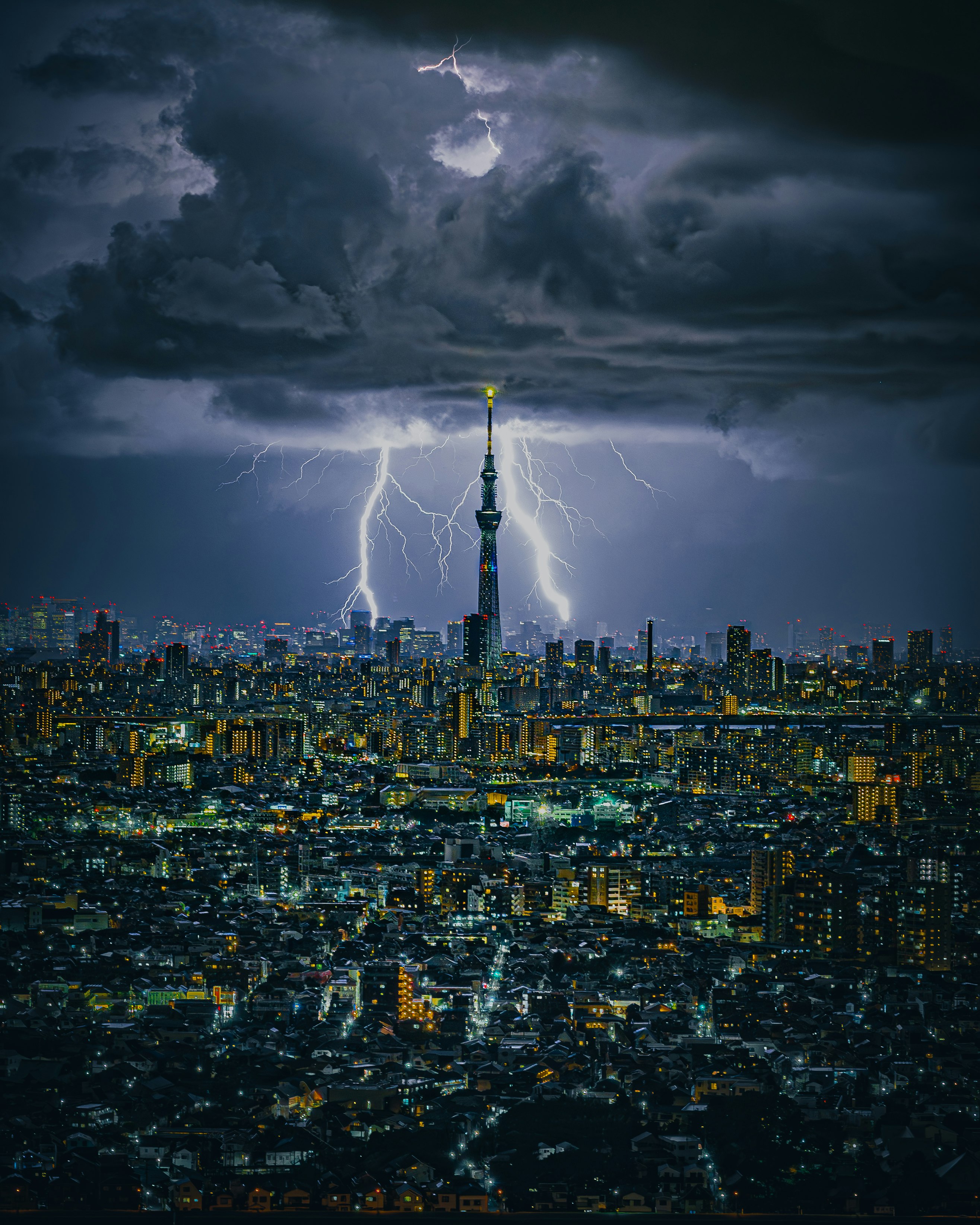 éclairs au-dessus d’une skyline de gratte-ciel la nuit