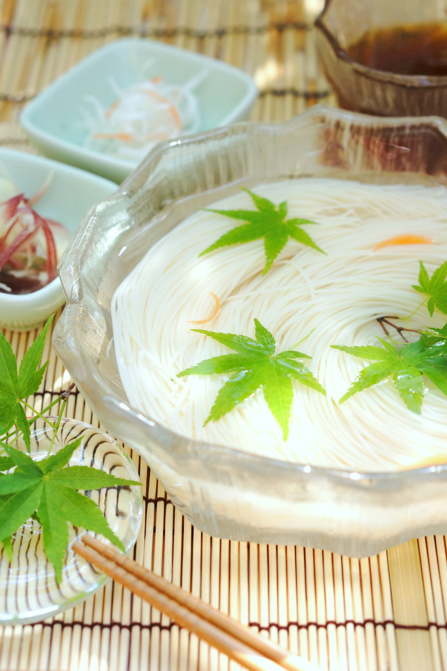아름답게 배열된 차가운 우동과 생생한 녹색 잎