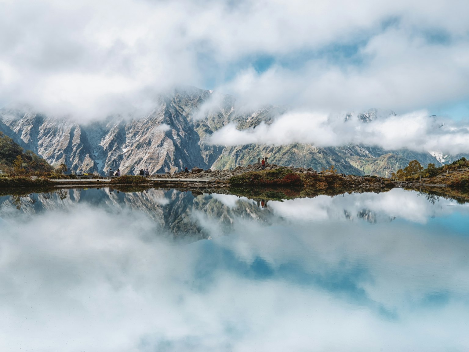 Paesaggio panoramico con montagne e riflessi sull'acqua