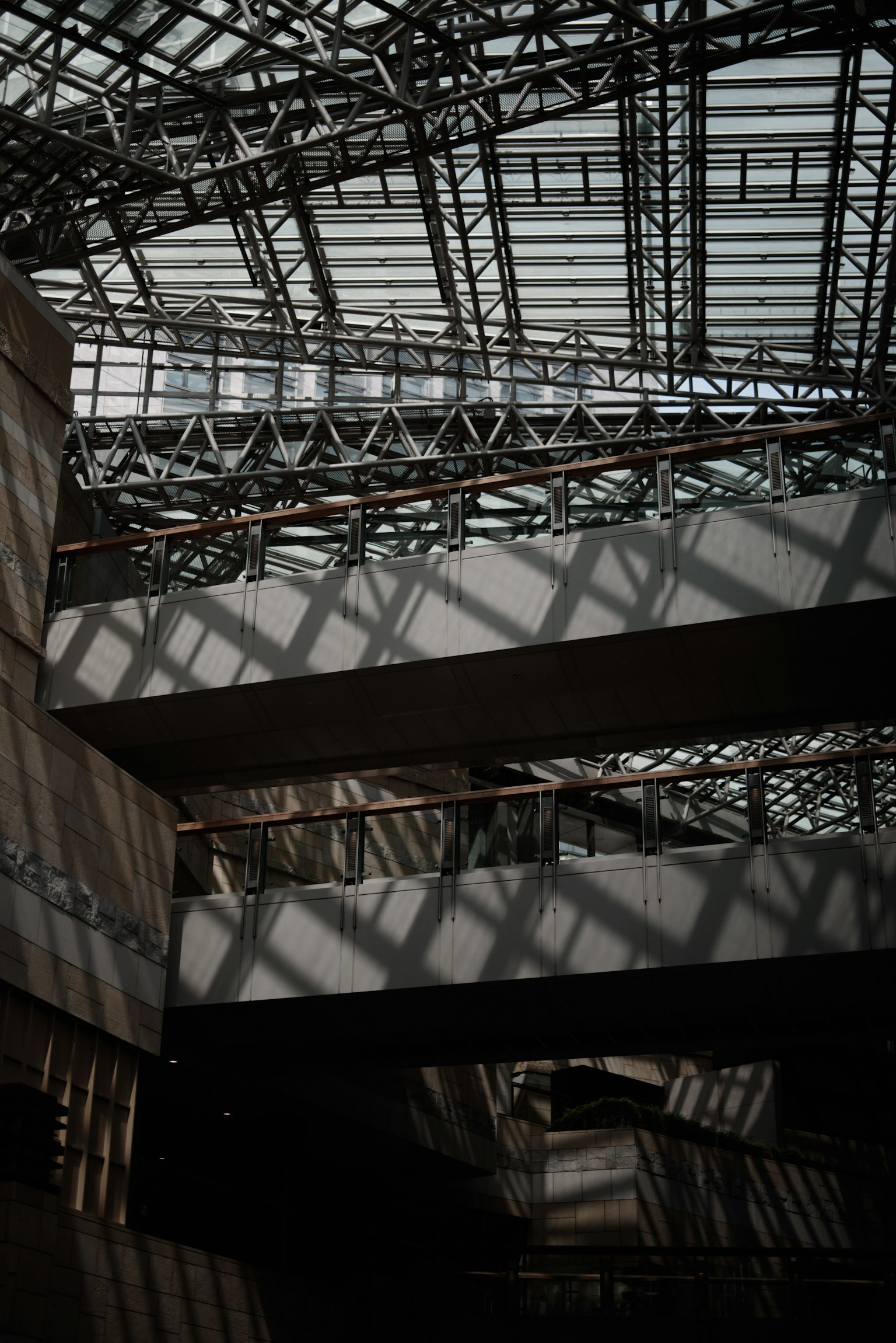 Vista interna di un edificio moderno con luce che filtra e ombre intricate