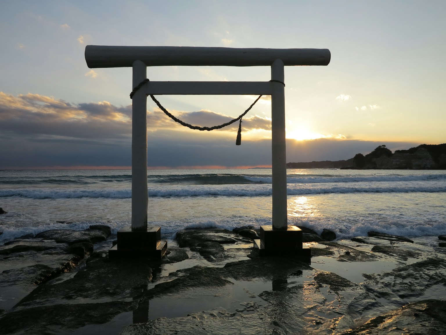 海滩上的白色鸟居和日落
