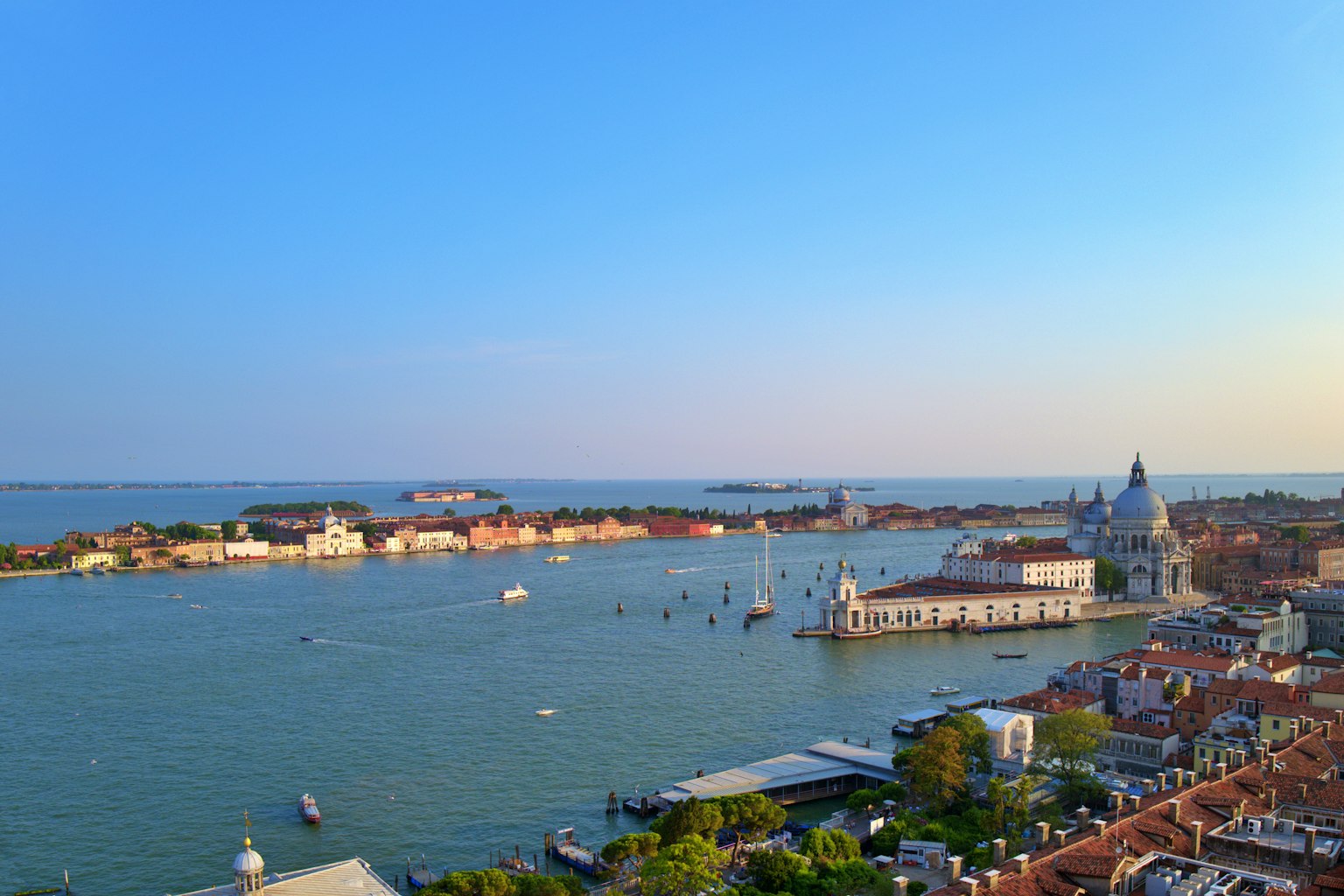 Cảnh đẹp của Venice với nước và các tòa nhà