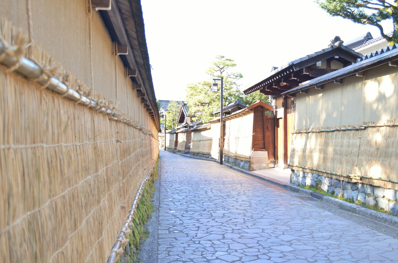 傳統日本街道，竹籬笆和卵石小路