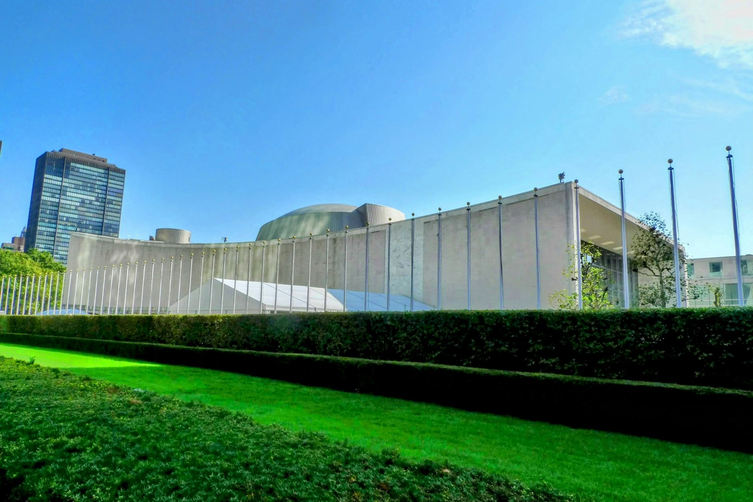 Architecture moderne avec un paysage de jardin verdoyant