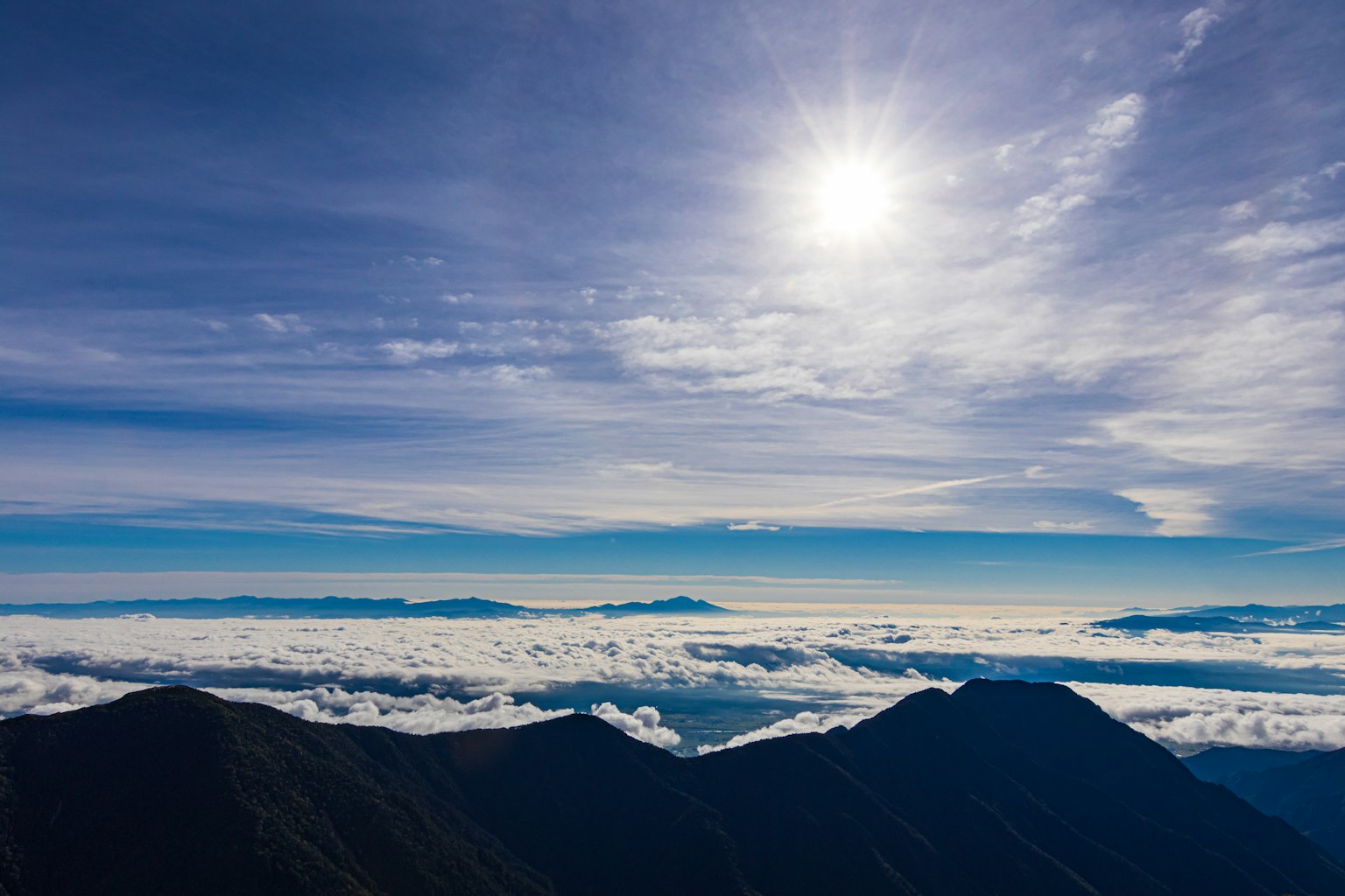 Paisaje montañoso con cielo azul y nubes