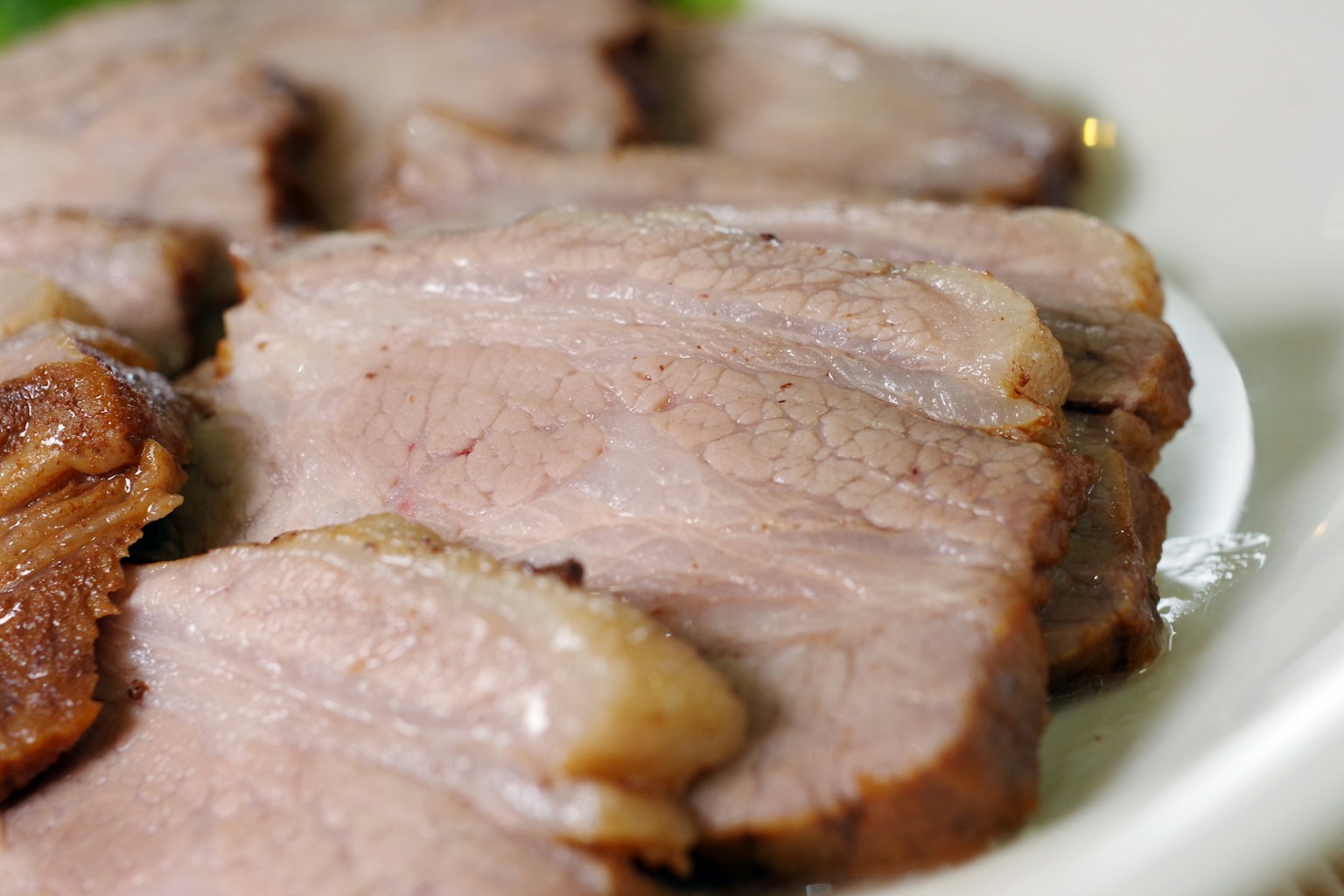 Nahaufnahme von geschnittenem Fleisch auf einem Teller