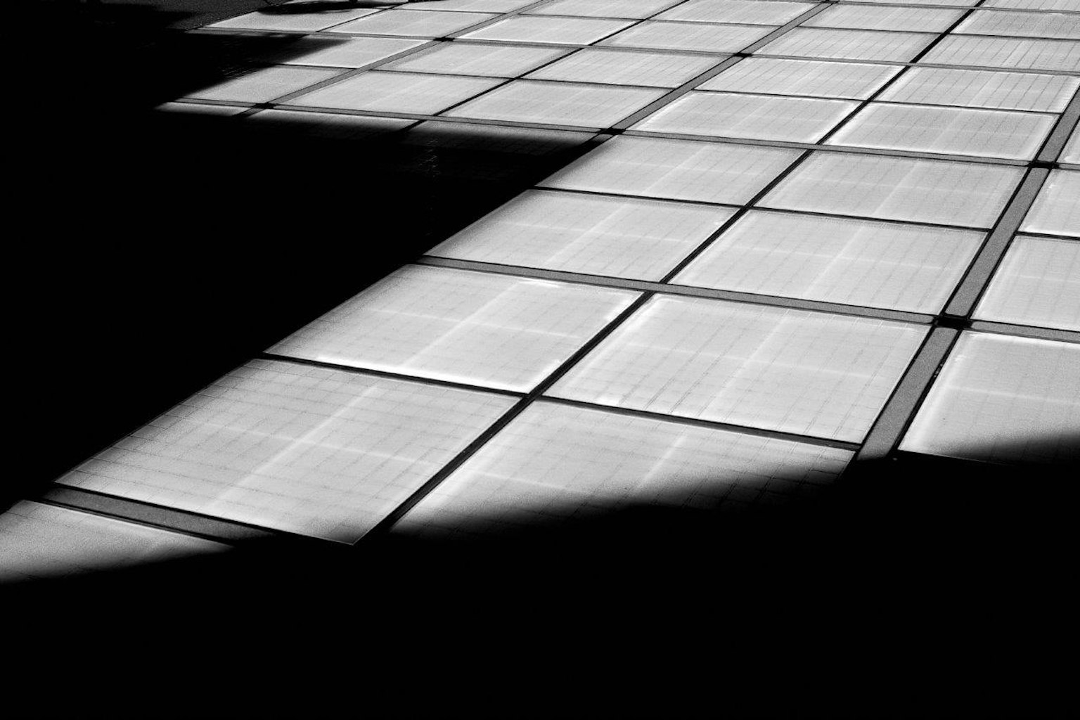 Carrelage noir et blanc avec un contraste d'ombres et de lumière