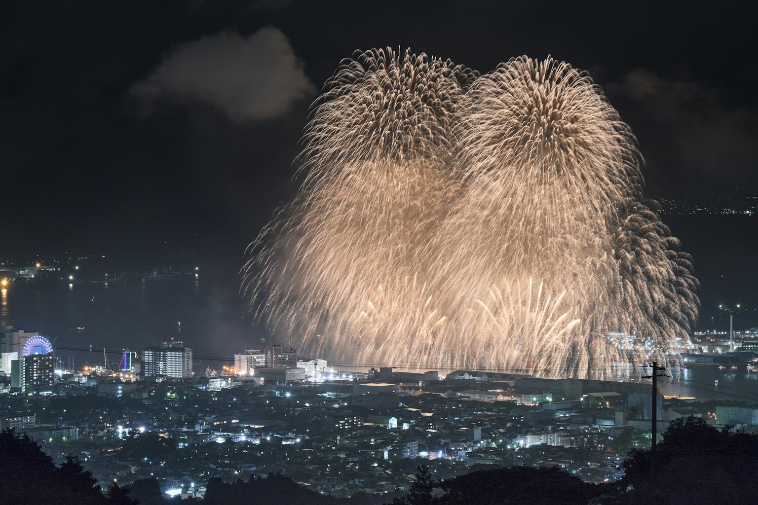 美麗的煙火照亮了城市上空的夜空