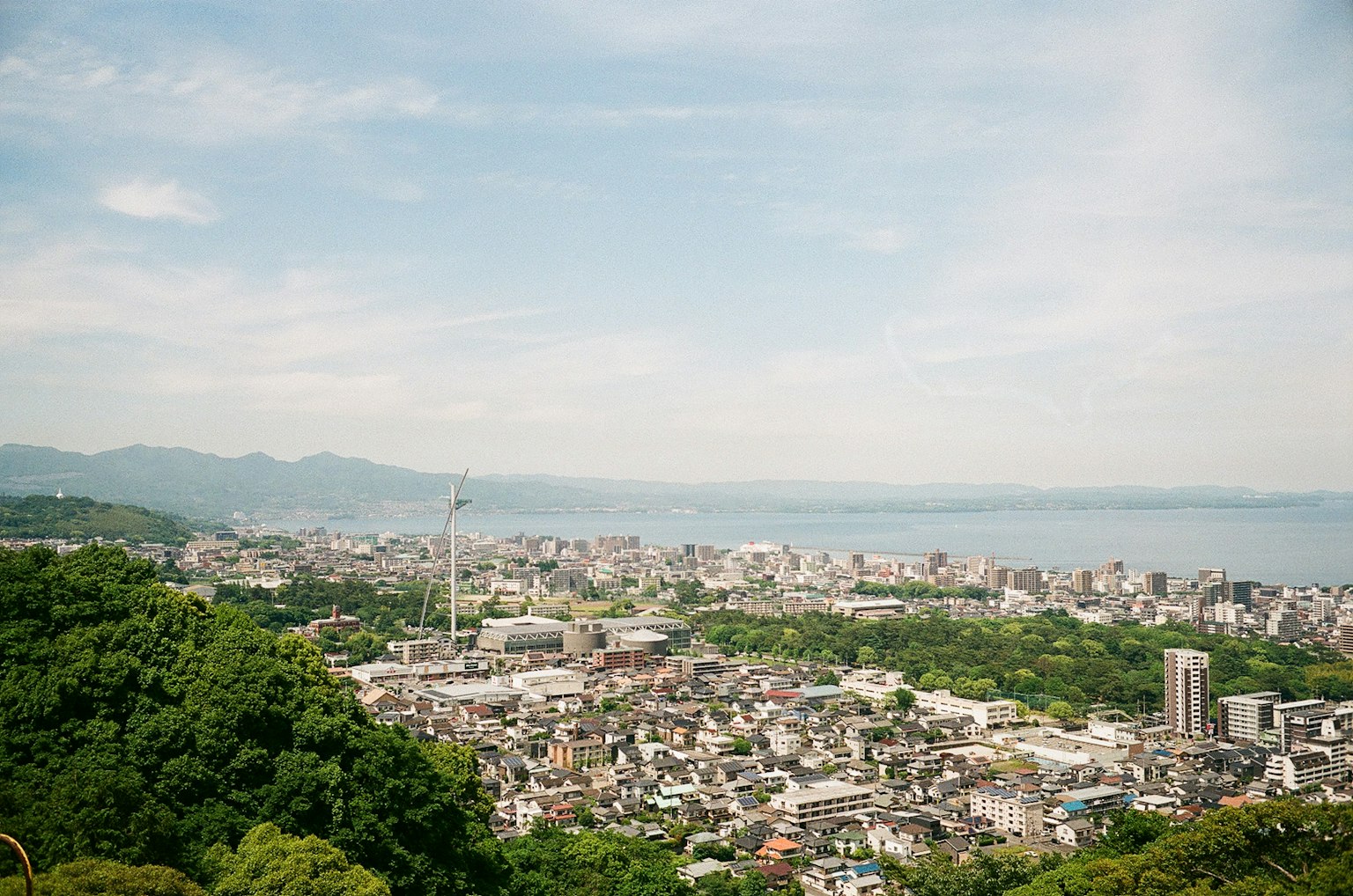 Vista panorámica de una ciudad rodeada de montañas y el mar