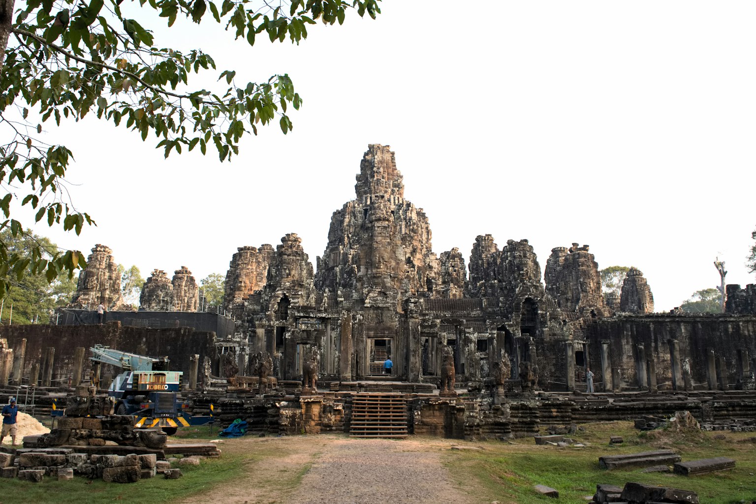 Rovine di un antico tempio in Cambogia che mostrano intricate sculture in pietra e strutture imponenti