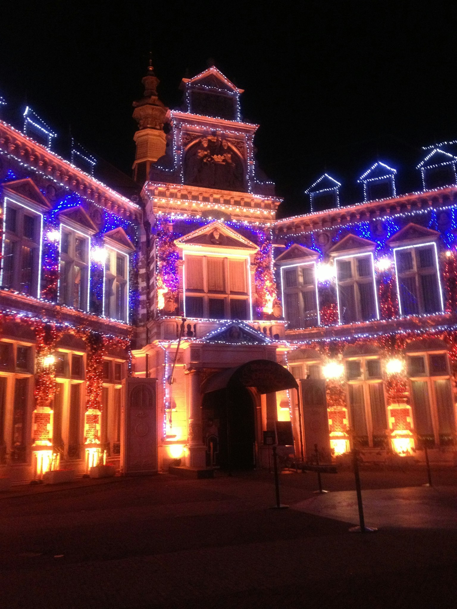 Esterno di un edificio storico adornato con luci colorate di notte