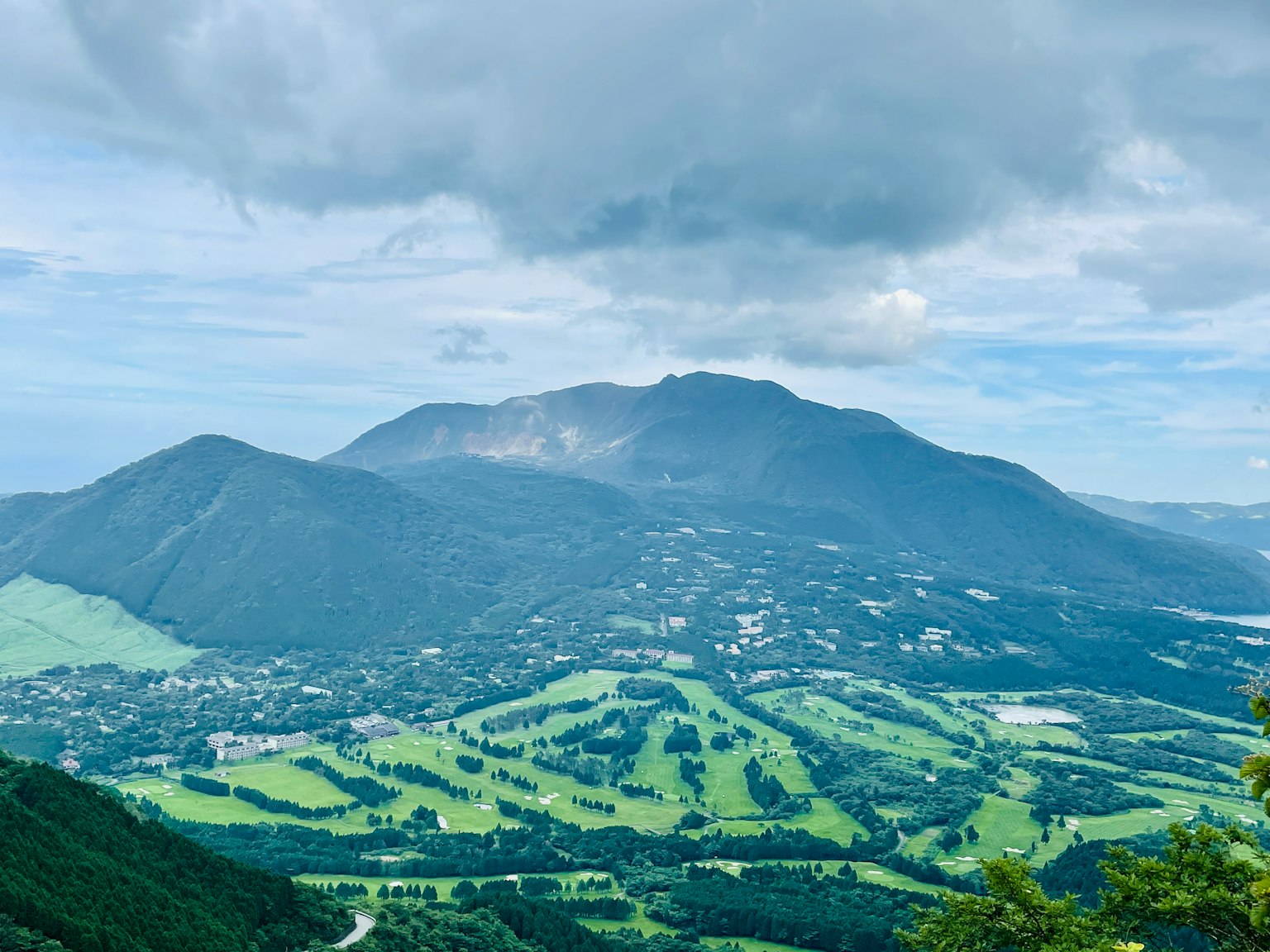 郁郁葱葱的山丘和多云天空的风景