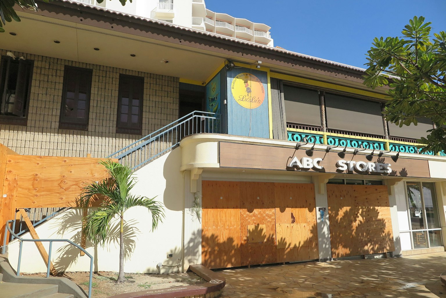 Esterno dell'ABC Store chiuso con finestre sbarrate