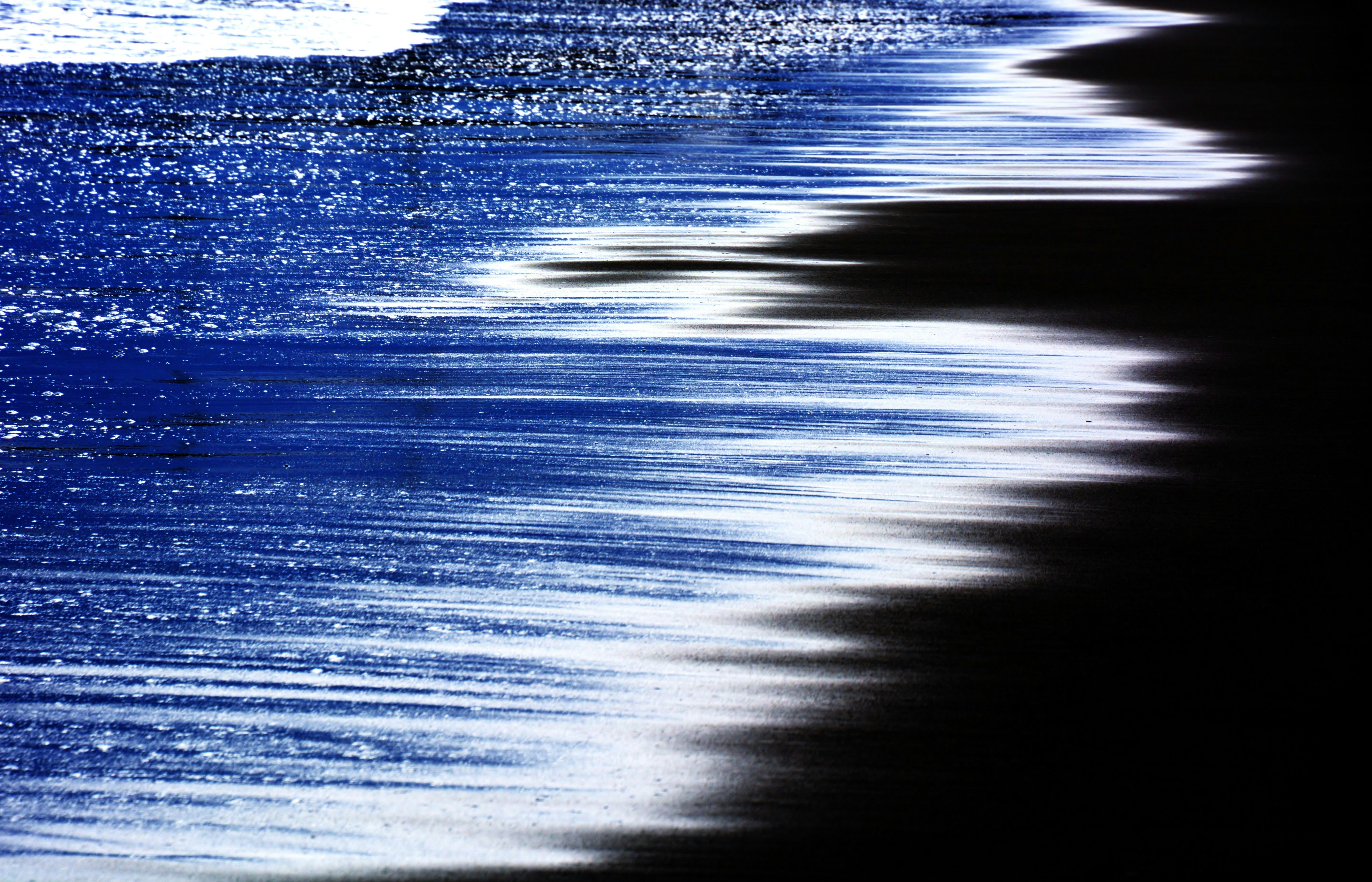 藍色海岸的海浪與水邊濕沙