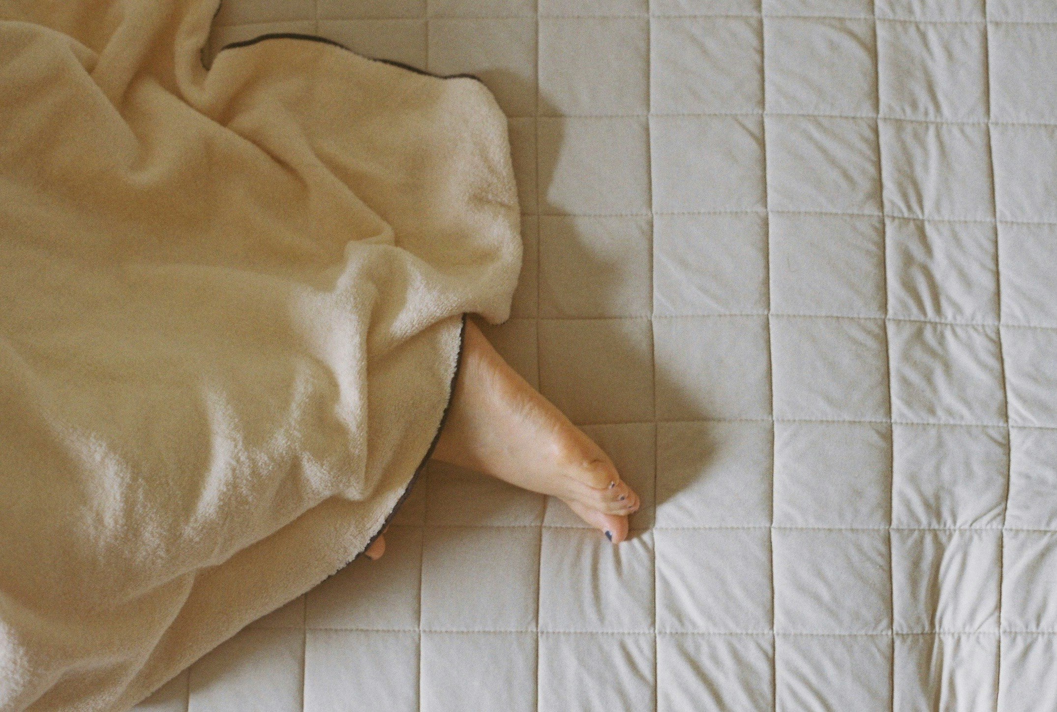 mains qui ajustent un drap de lit
