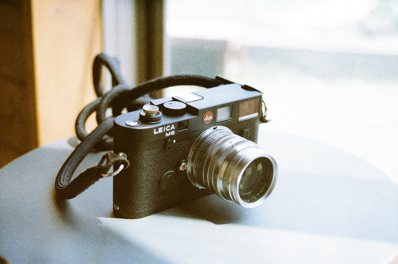 Una macchina fotografica retro è posata su un tavolo