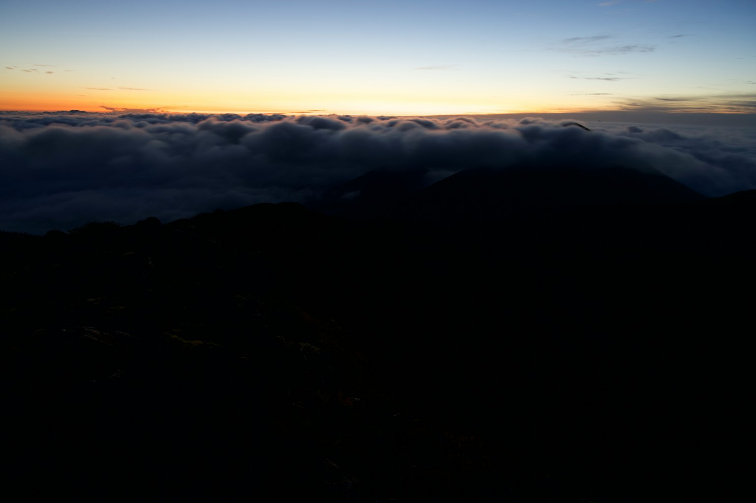 Pemandangan indah matahari terbit di atas lautan awan