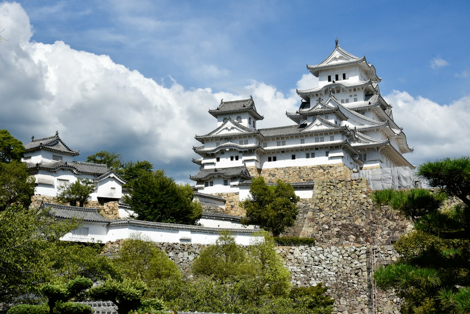 姬路城的美丽建筑和蓝天