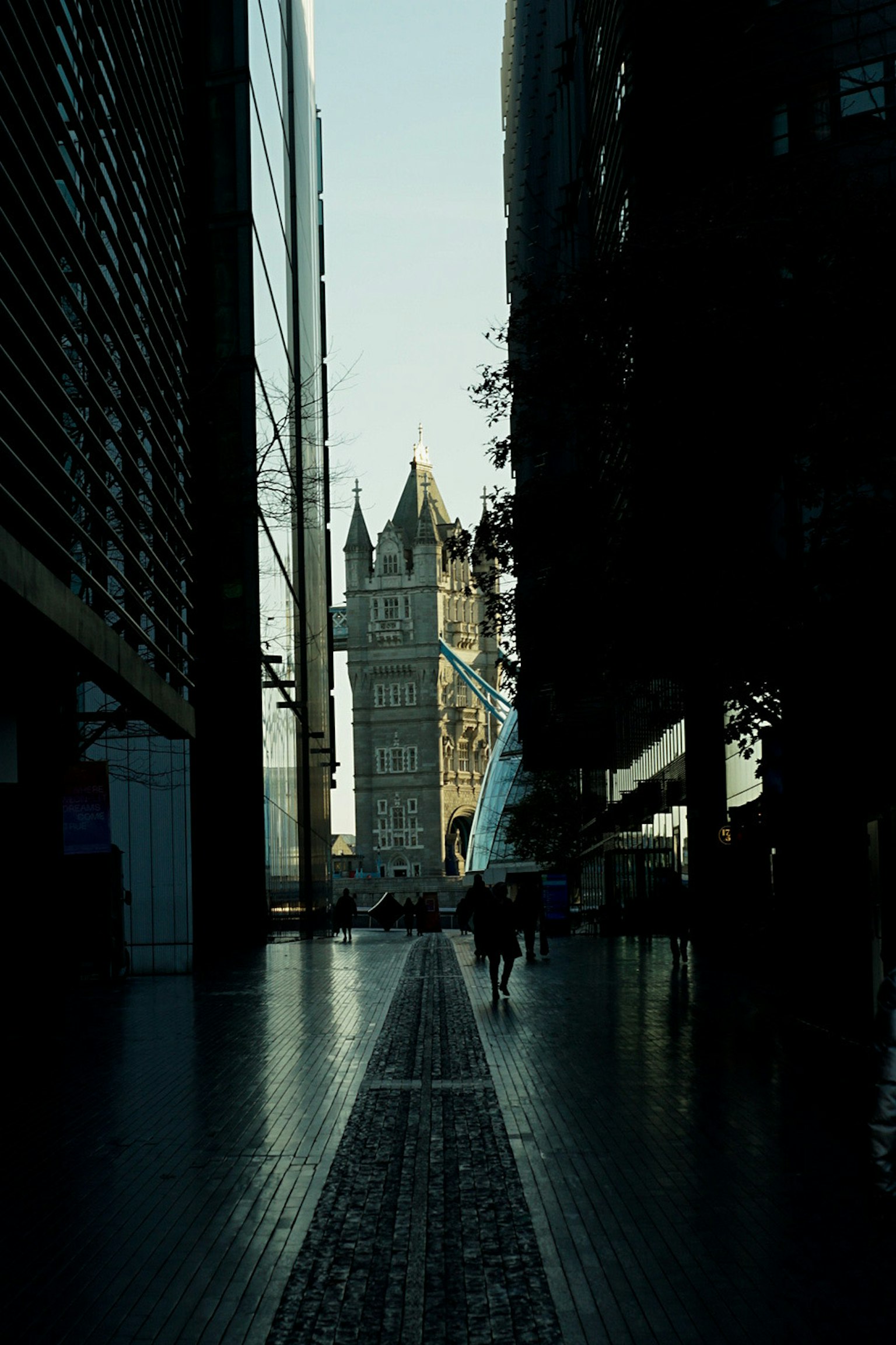 Blick auf die Tower Bridge in London, eingerahmt von modernen Gebäuden