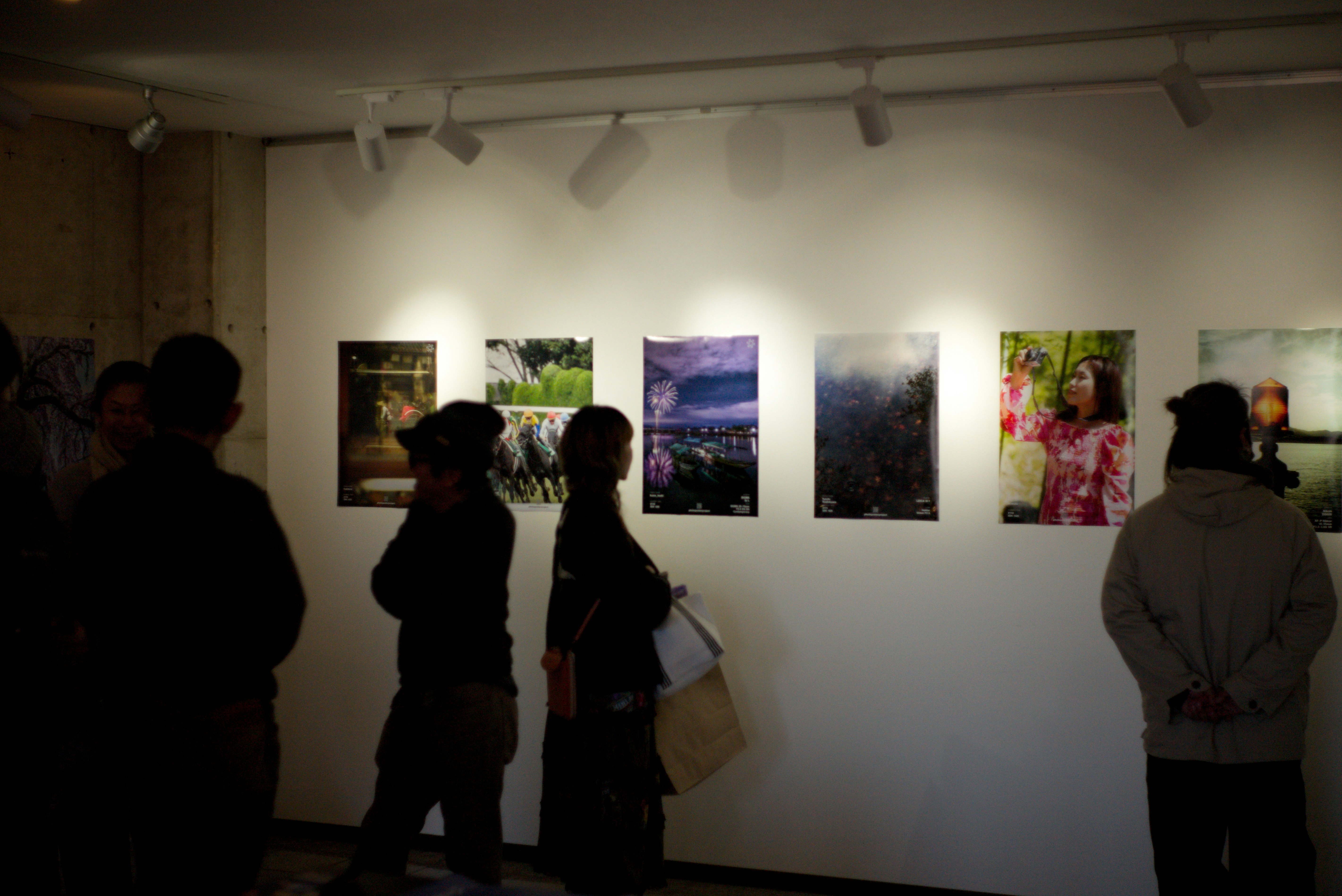 奈良のギャラリーで並ぶ写真ポスター展示の会場風景