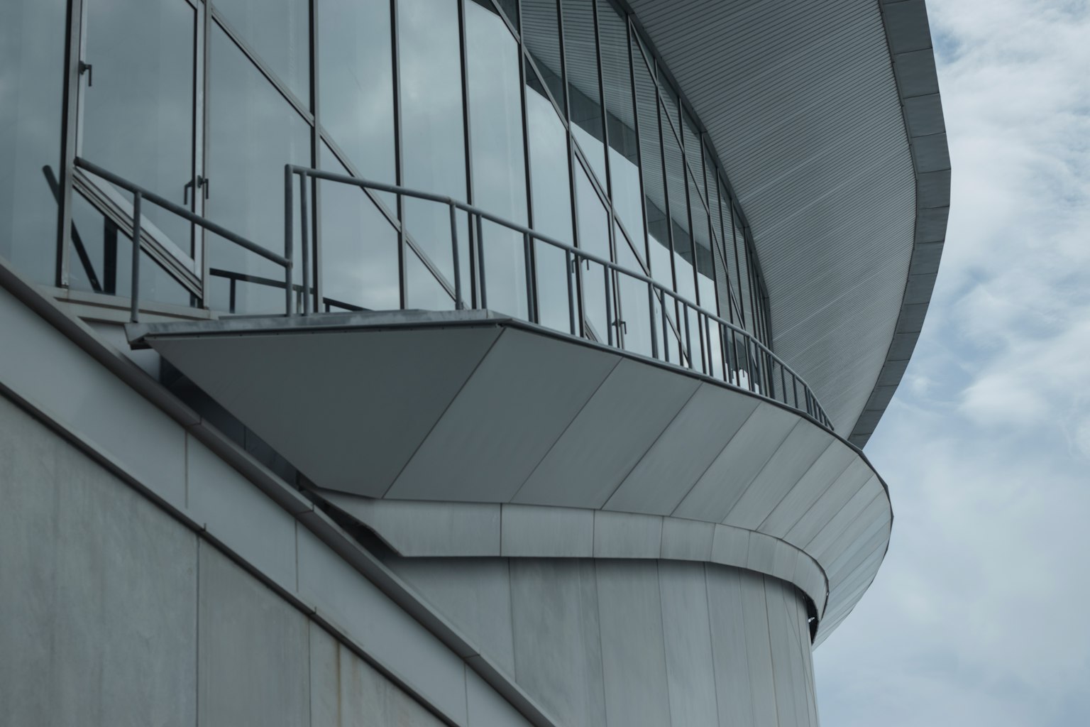 Modernes architektonisches Design mit geschwungener Struktur und Glasfassade