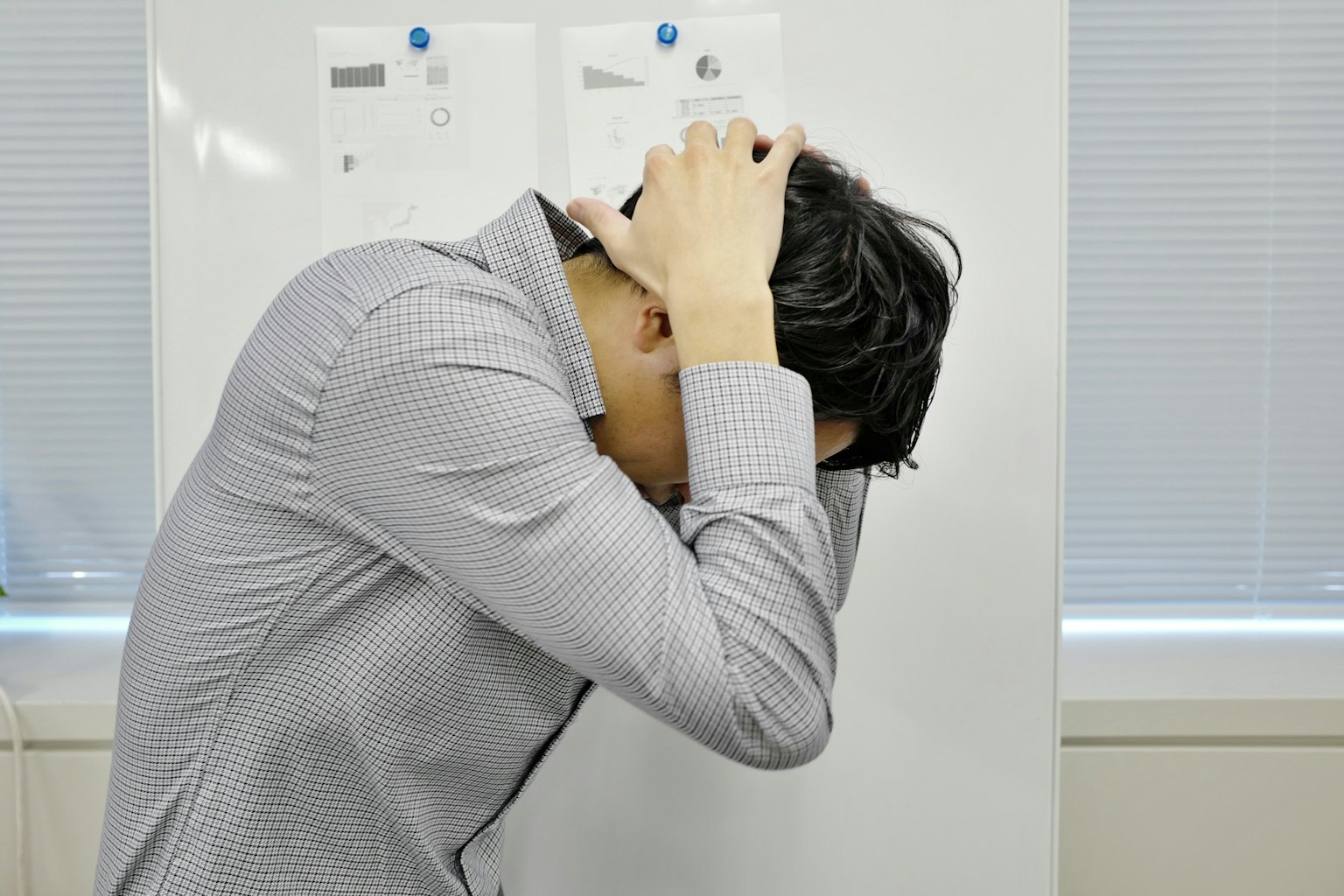 Un homme se tenant la tête avec détresse