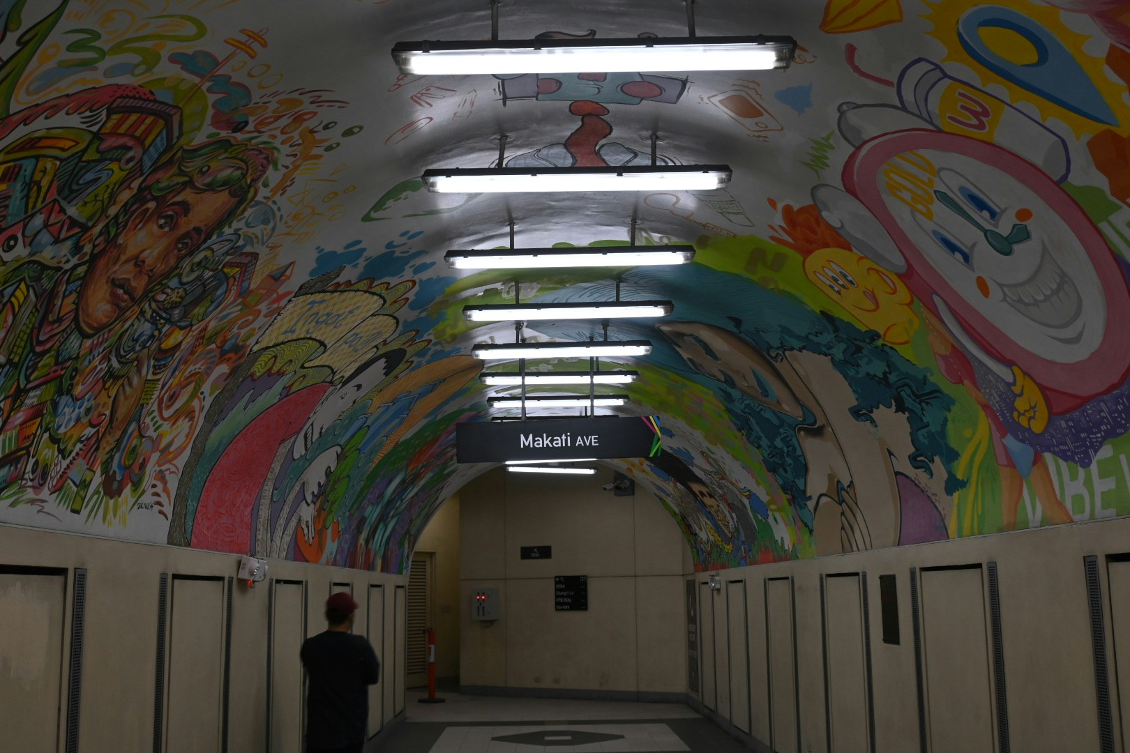 カラフルな壁画が描かれた地下通路の駅ホーム側の眺め