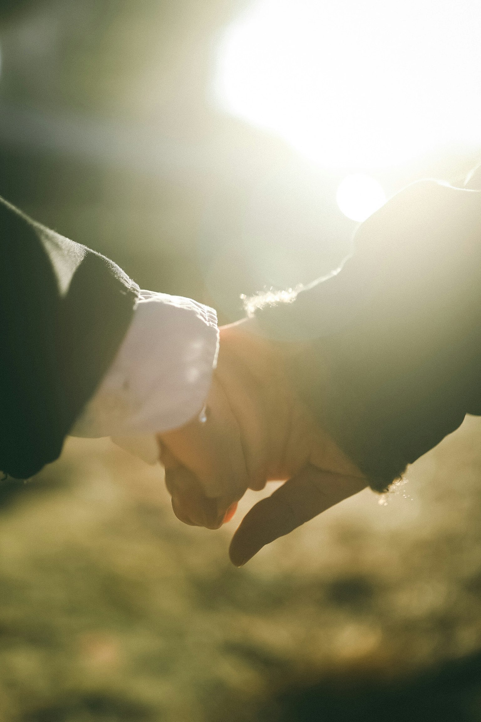 คู่รักที่จับมือกันในแสงแดด
