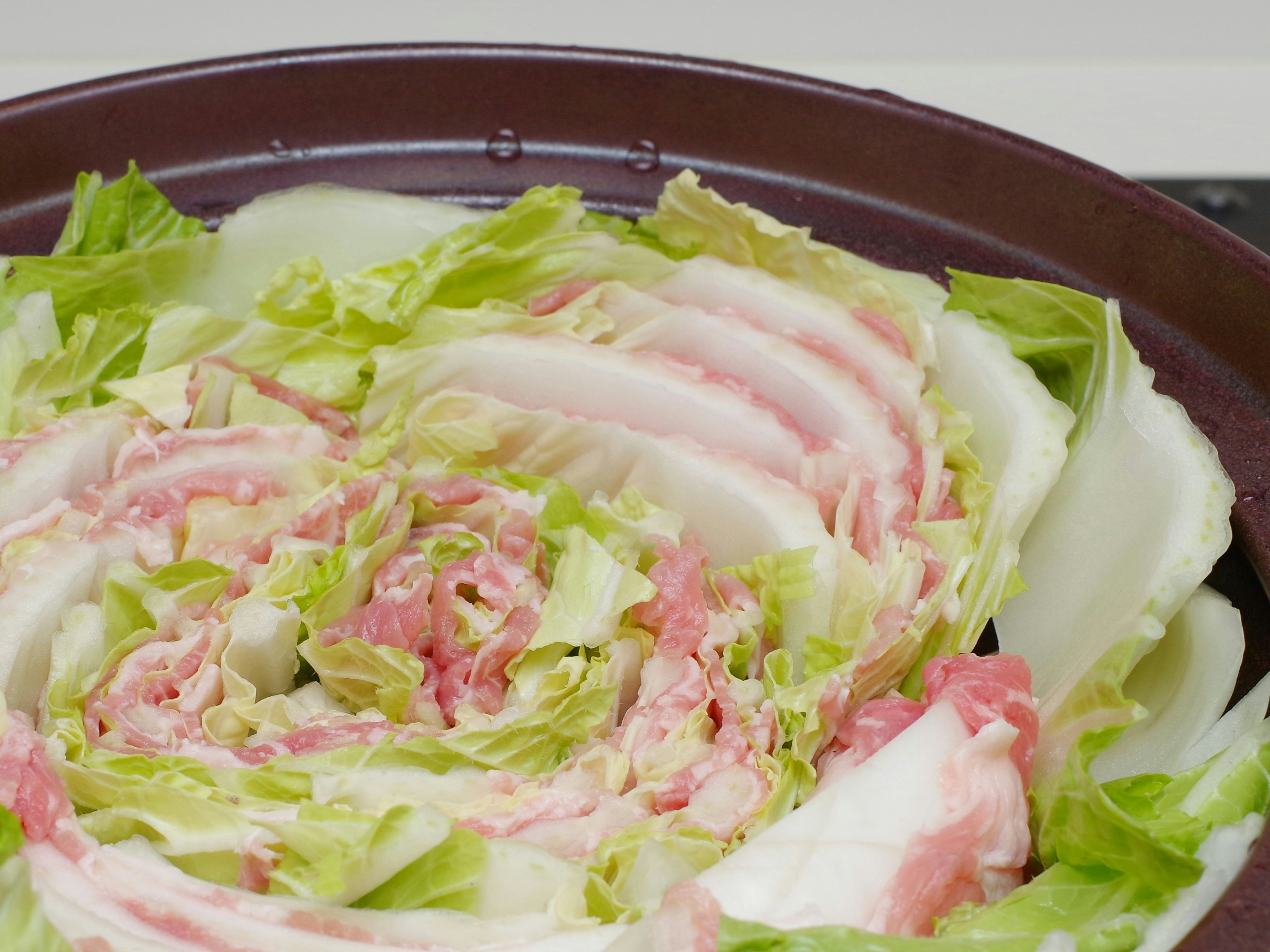 mangkuk salad dengan sawi putih dan bacon
