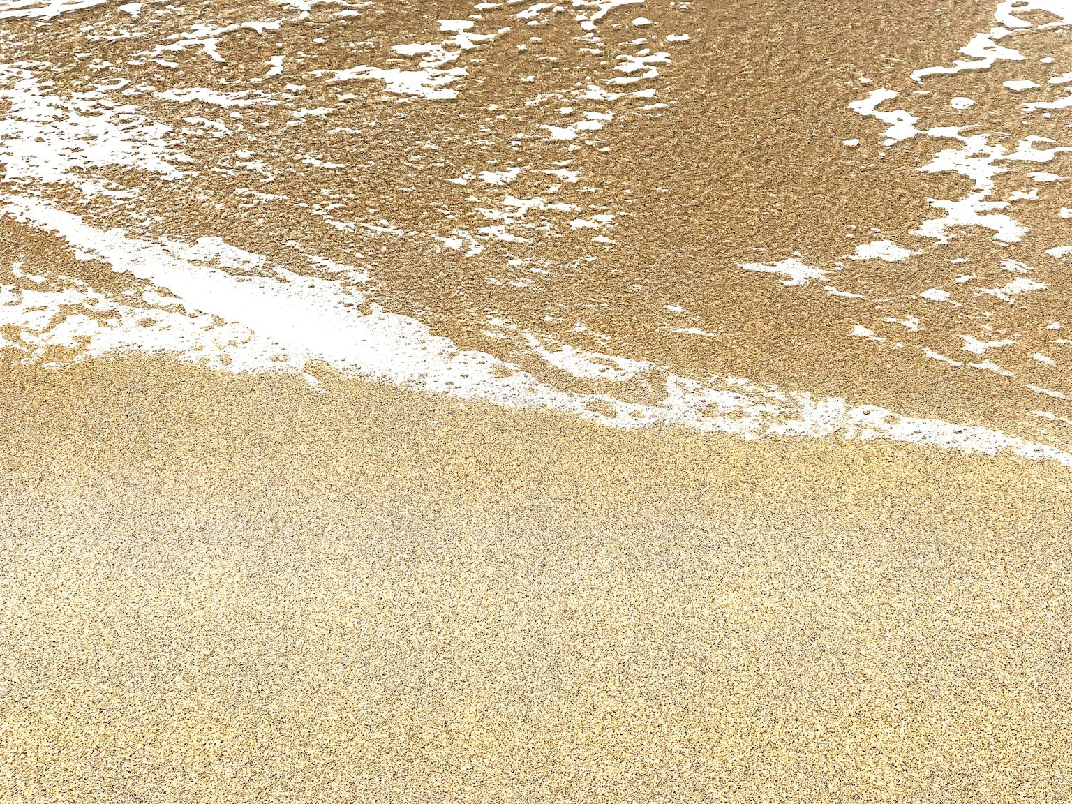 Plage avec des vagues douces et du sable doré