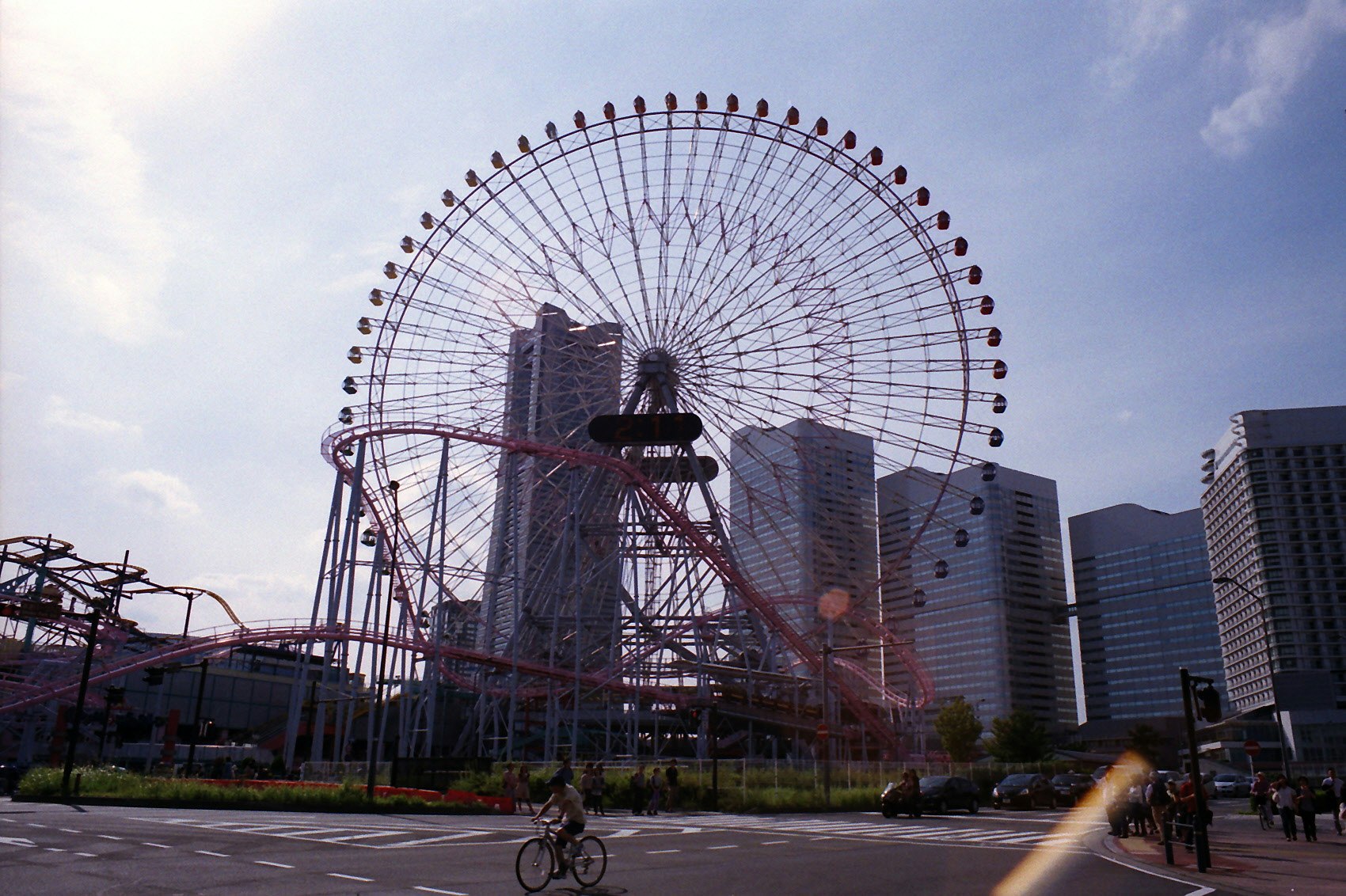 横浜の観覧車と高層ビルが並ぶ街並み