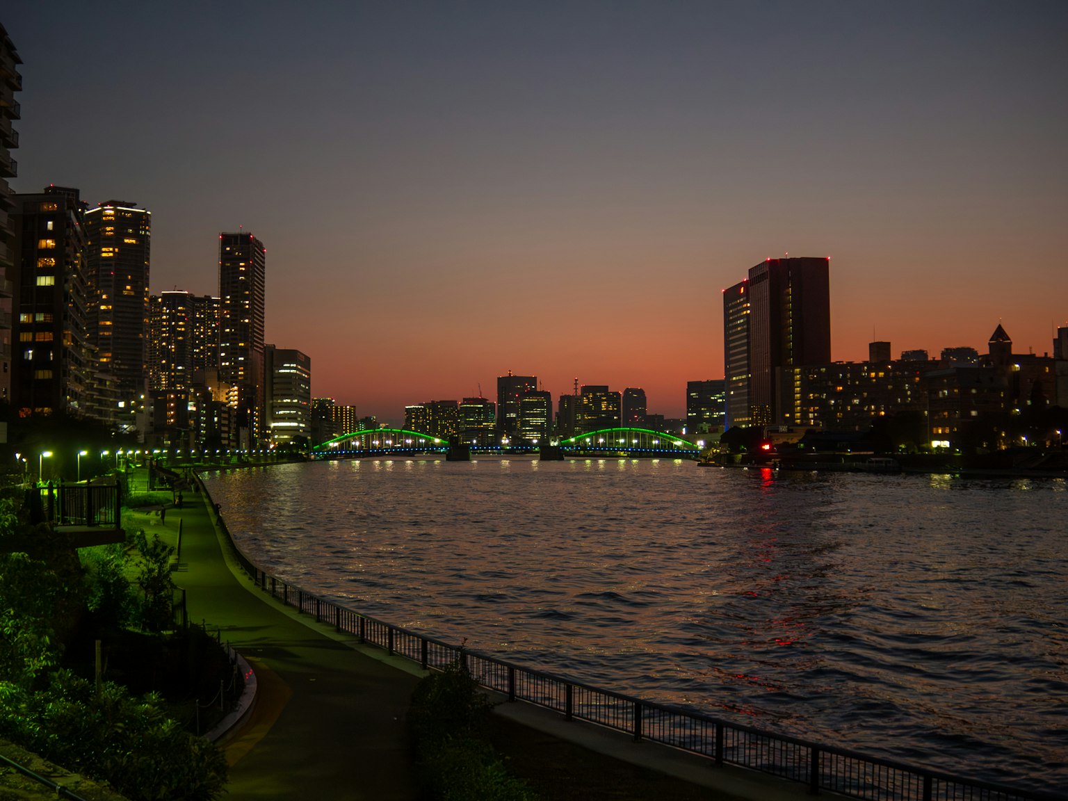 黄昏时的城市风景高楼大厦和河流倒影