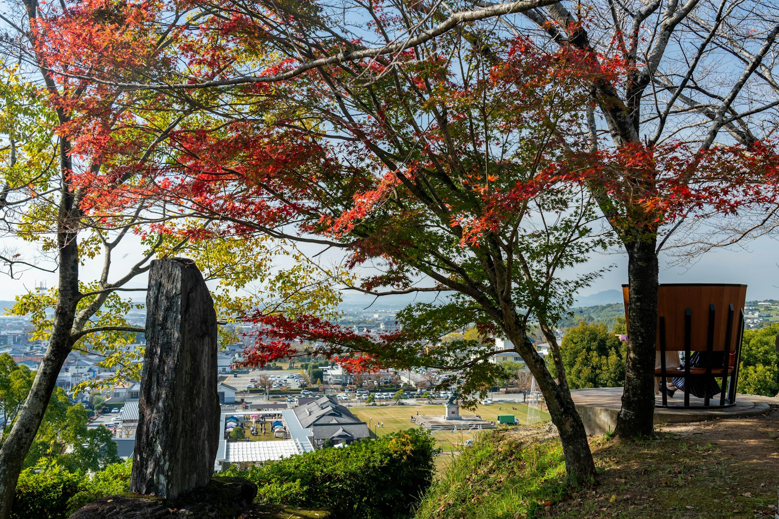Vue scénique avec feuillage d'automne et monument en pierre