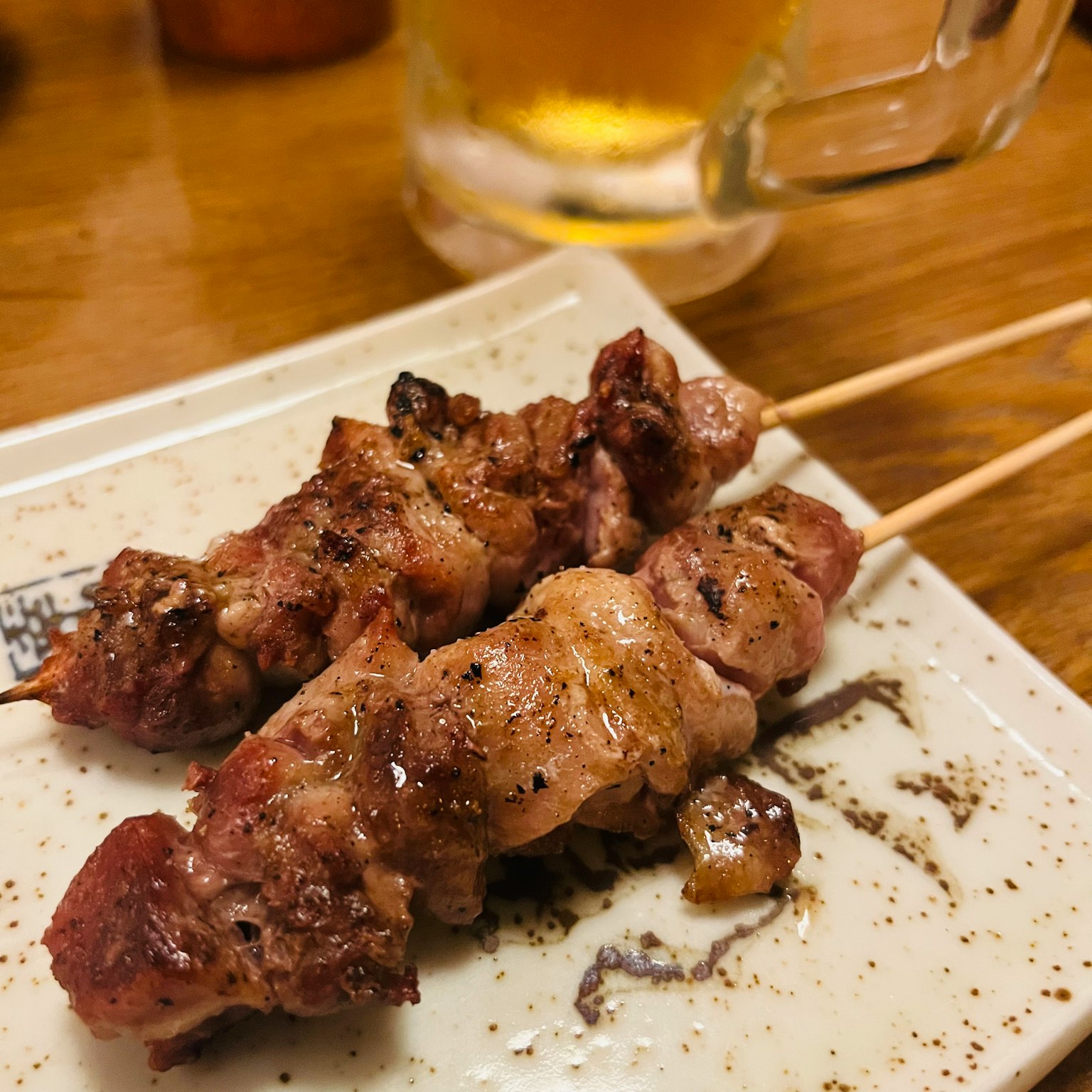 Brochetas de yakitori a la parrilla servidas en un plato